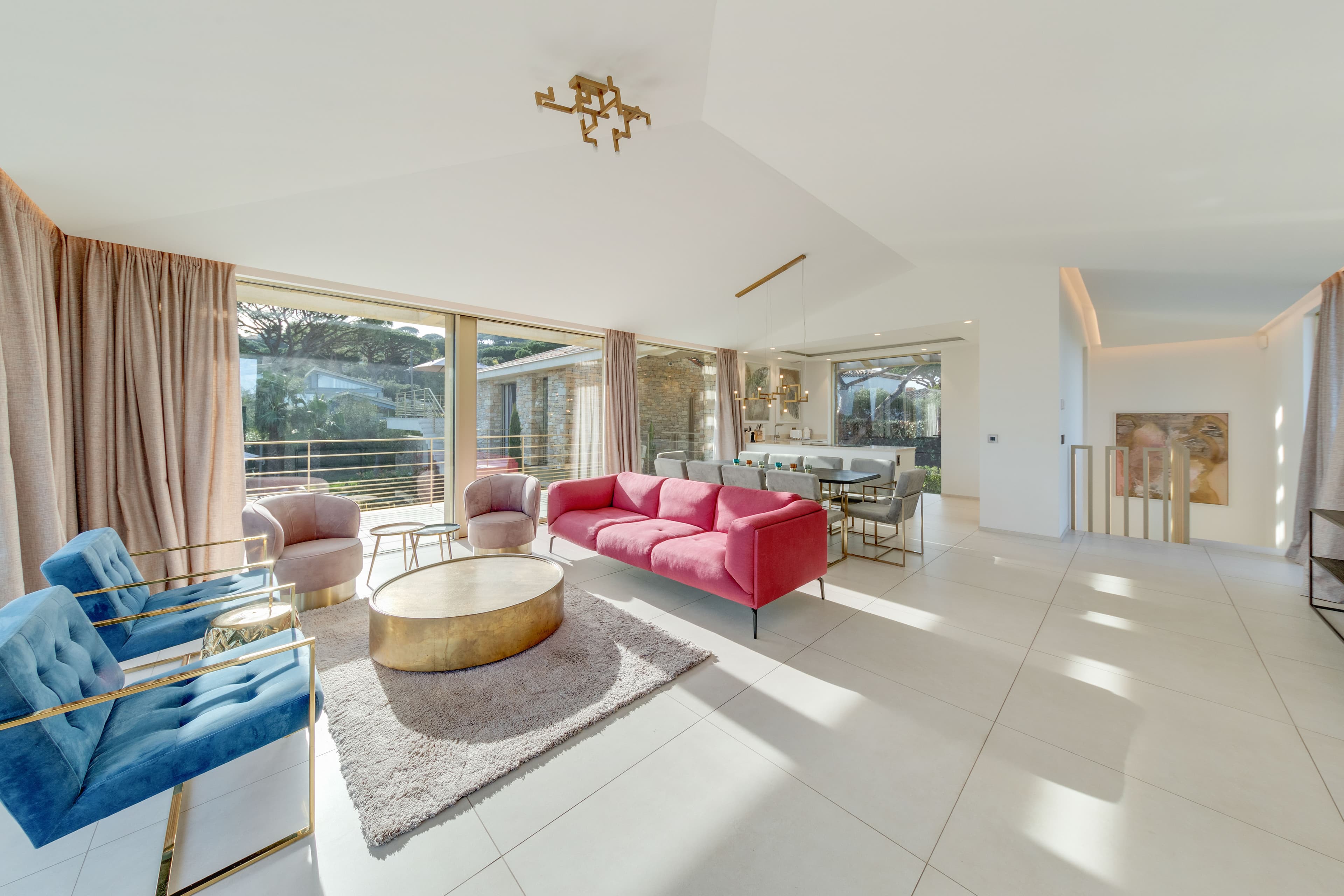 Salon élégant avec coin repas et cuisine ouverte. Vue sur la mer, terrasse et ambiance chic dans le Parc des Salins.