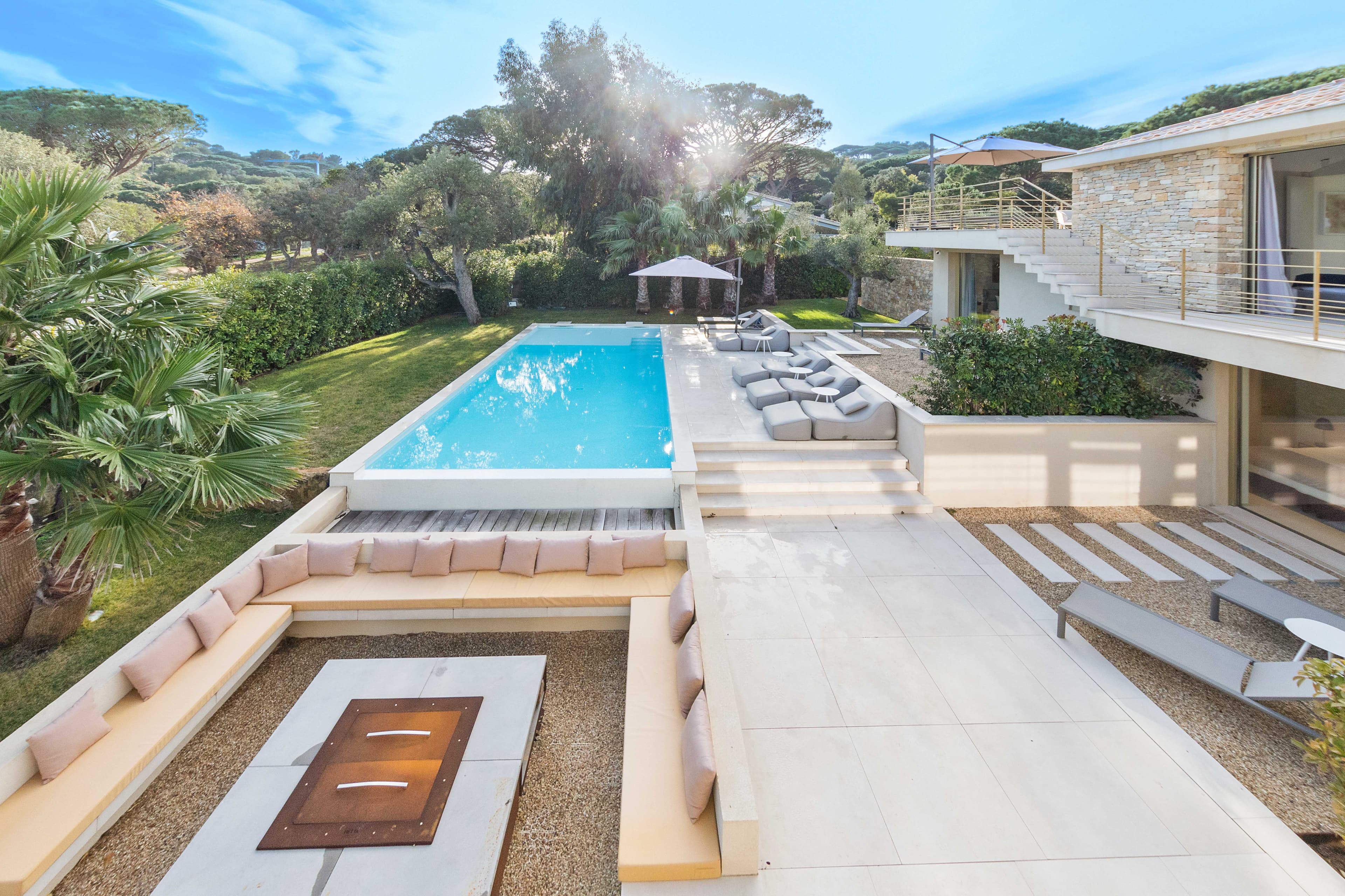 Villa de luxe à vendre à Saint-Tropez avec climatisation, piscine chauffée et sécurité 24h/24 dans le Parc des Salins.