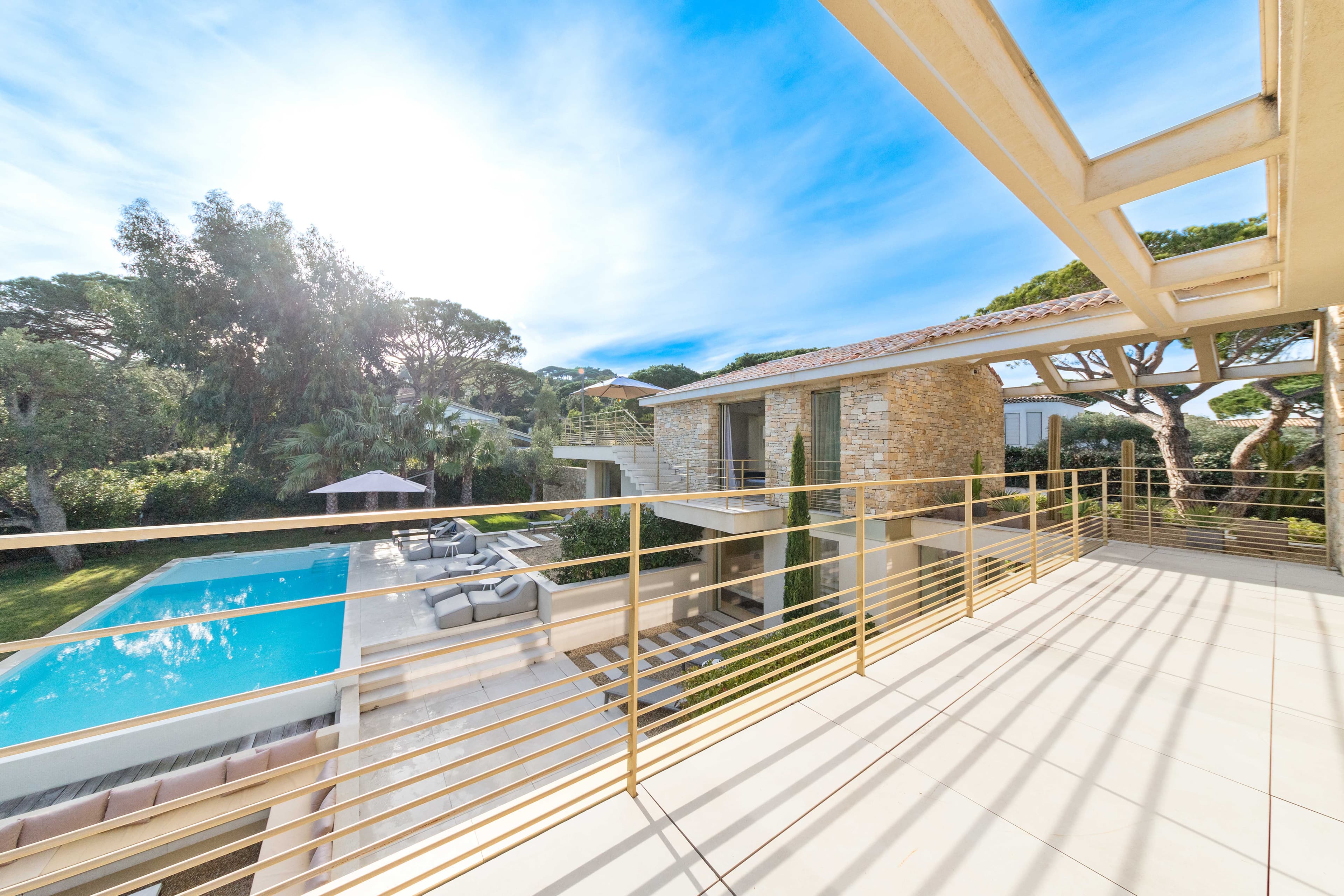 Terrasses avec vue mer. Villa chic et lumineuse à vendre à Saint-Tropez, Parc des Salins.
