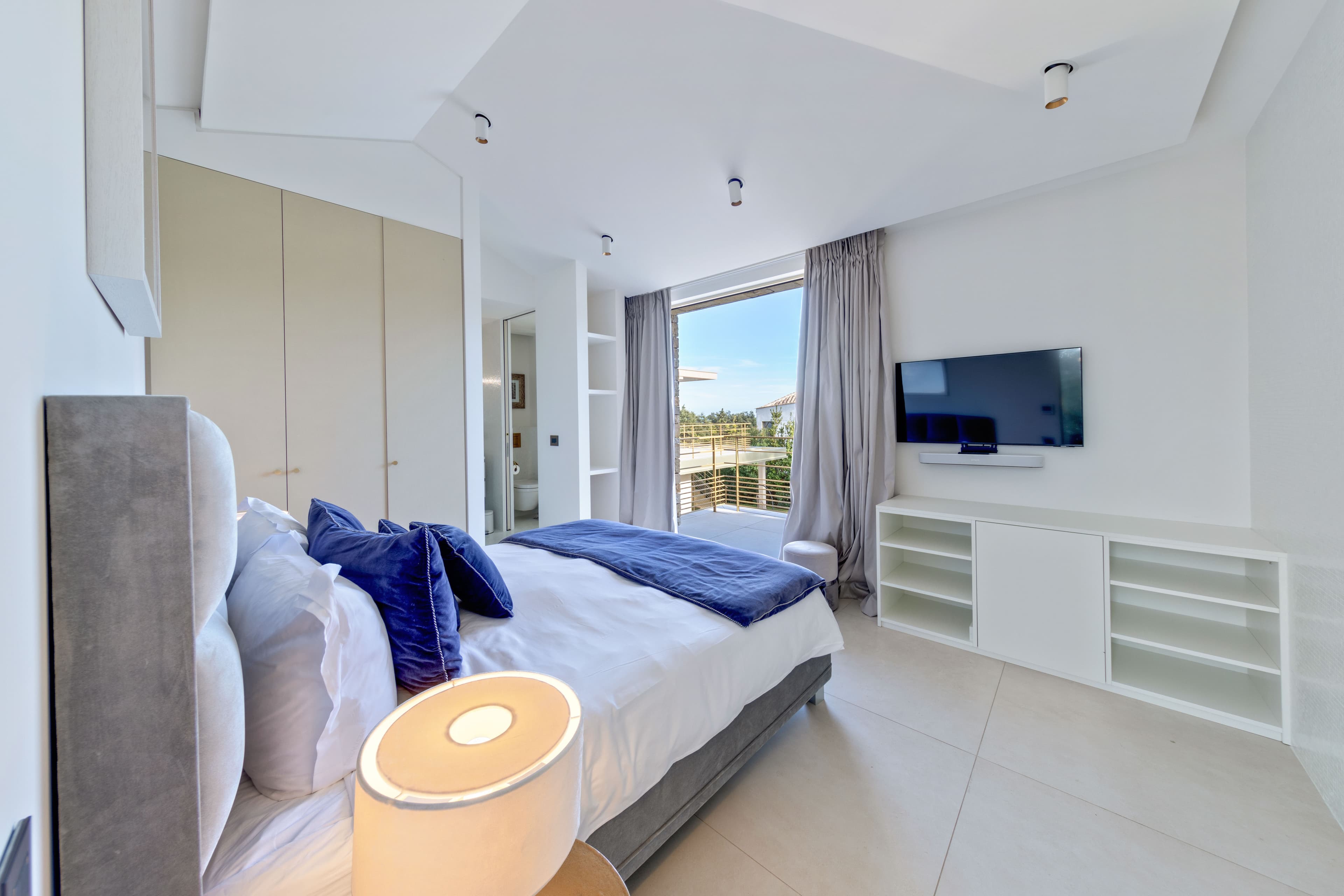 Villa à vendre à Saint-Tropez avec 5 chambres, chacune avec salle de bain. Confort, intimité et vue mer.