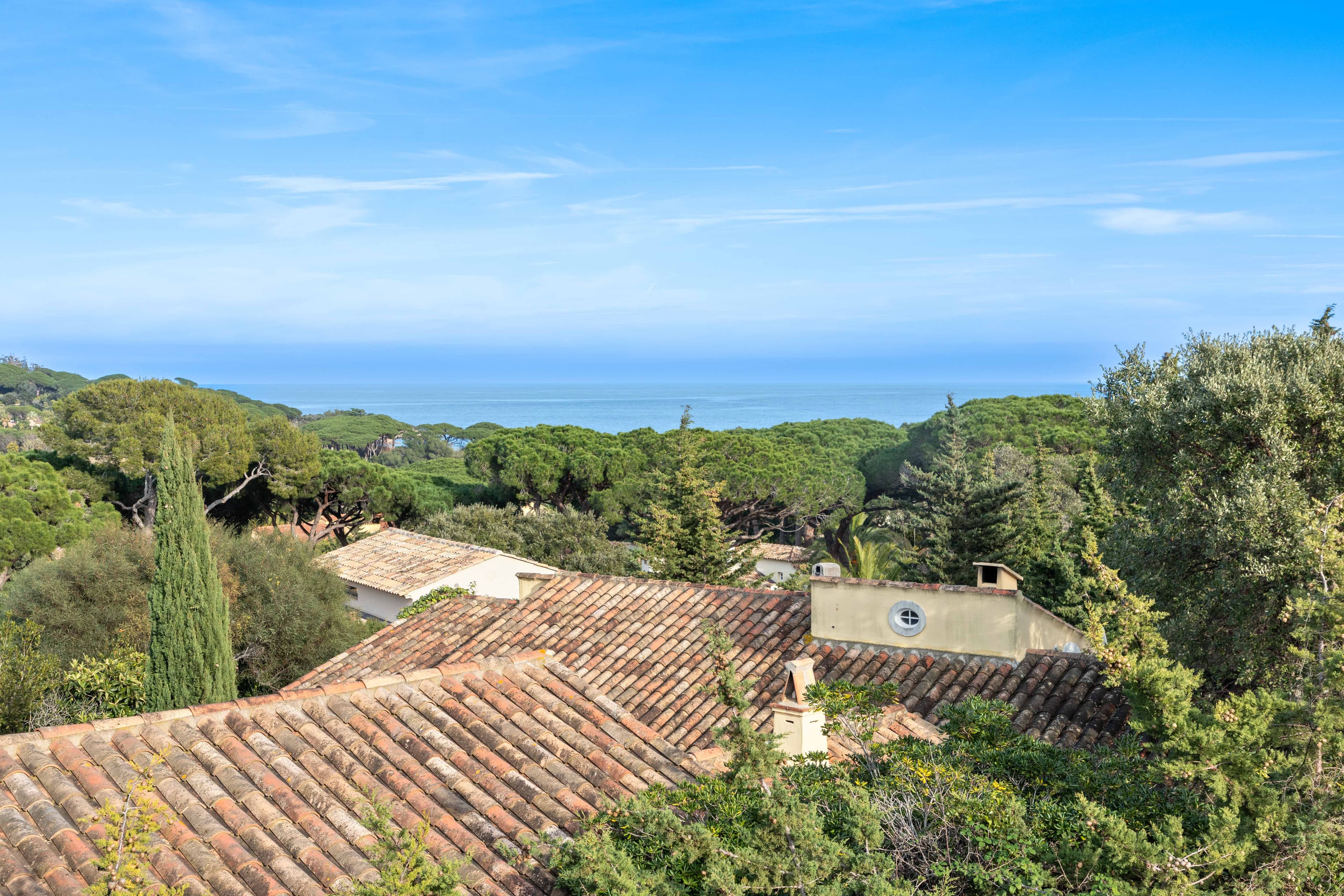 Vue imprenable sur la Méditerranée depuis la villa à vendre à Saint-Tropez. Design contemporain et sérénité absolue.