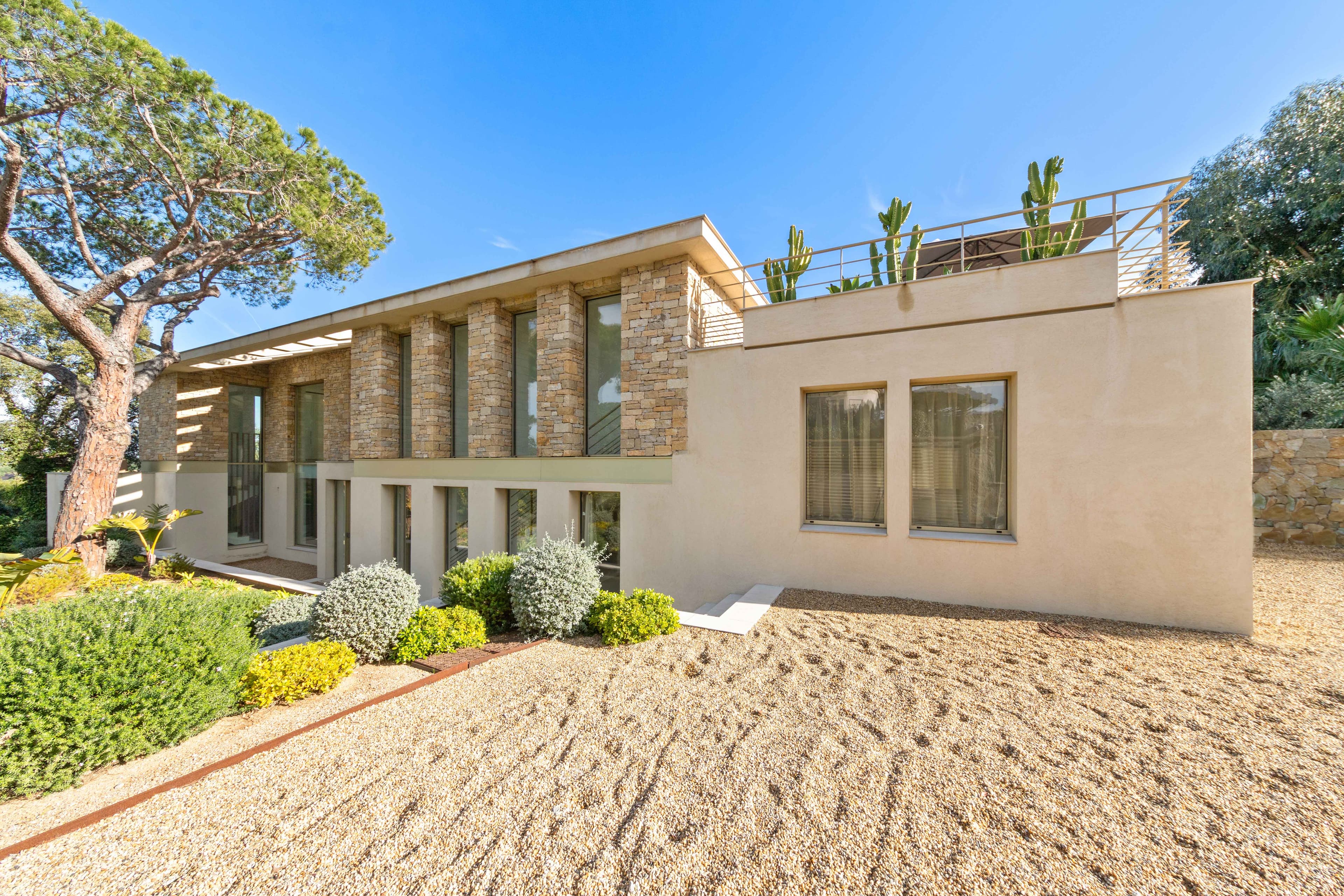 Superbe villa de 2021 à Saint-Tropez. Façade moderne, lignes épurées et détails dorés dans le prestigieux Parc des Salins.