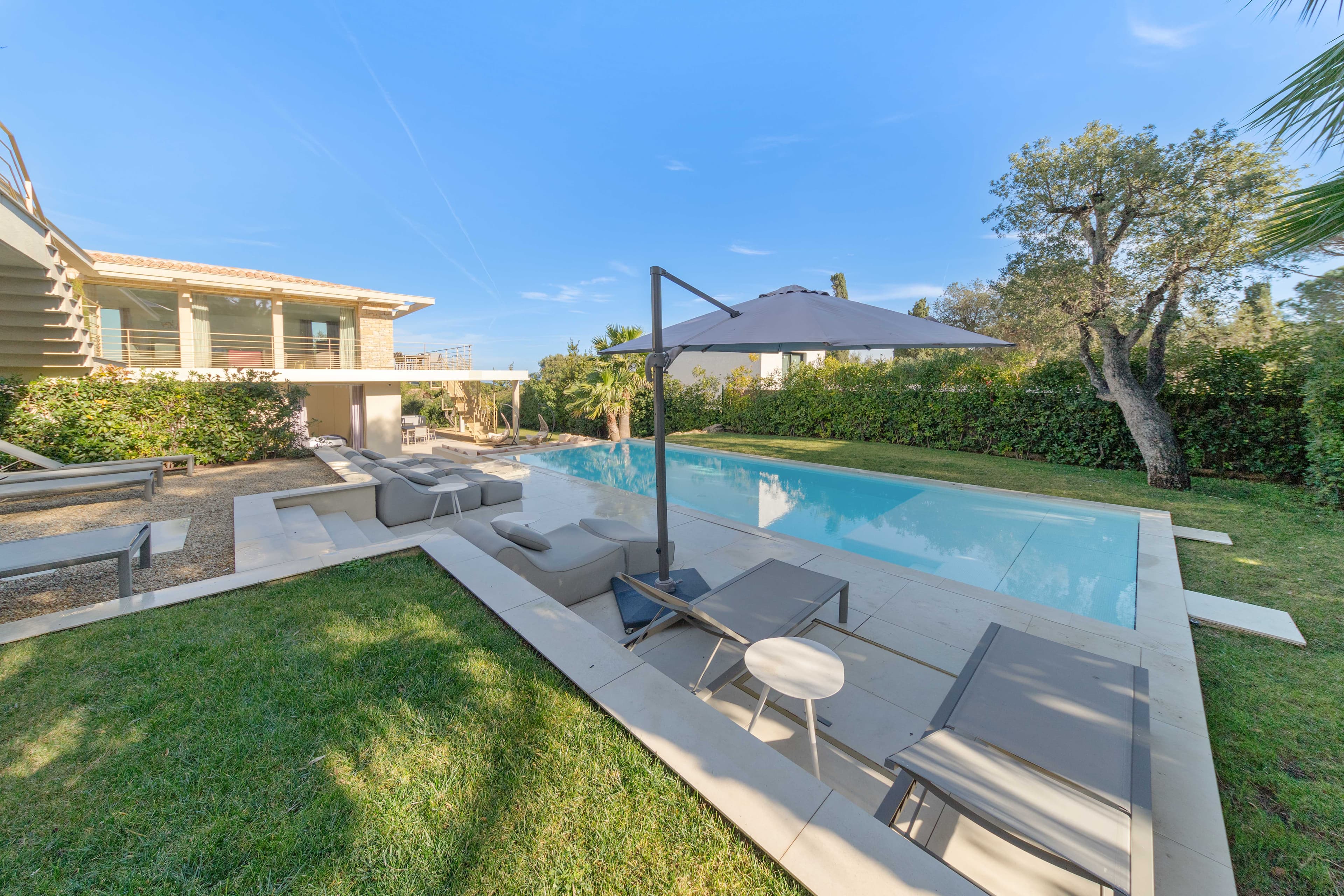 Villa contemporaine à vendre à Saint-Tropez, Parc des Salins. 5 chambres, piscine chauffée, vue mer et accès proche à la Plage des Salins.