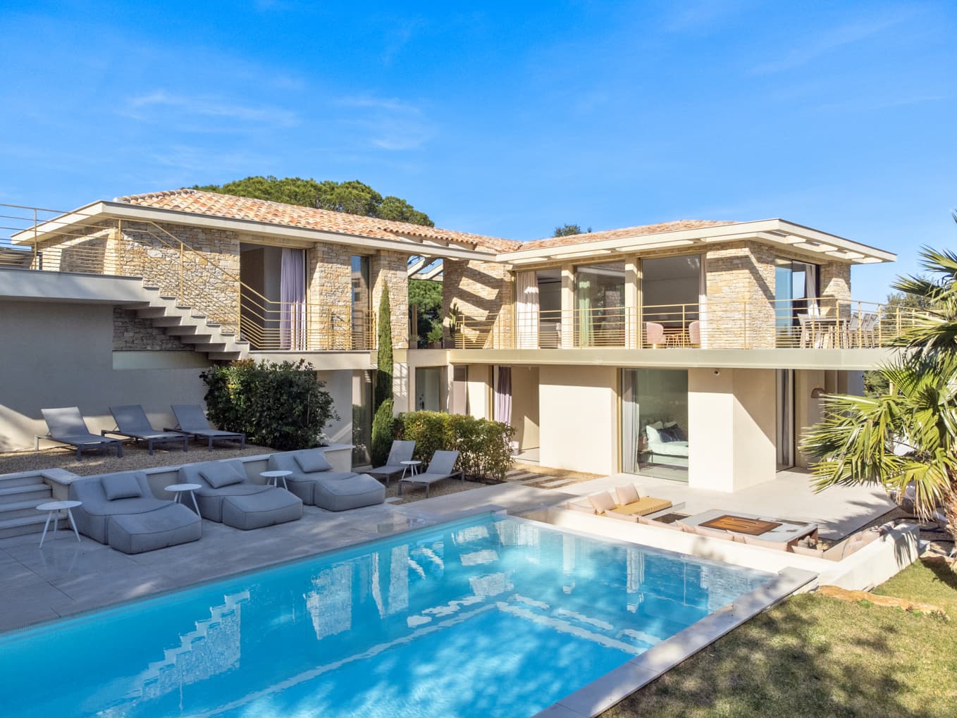 Villa contemporaine à vendre à Saint-Tropez, Parc des Salins. 5 chambres, piscine chauffée, vue mer et accès proche à la Plage des Salins.