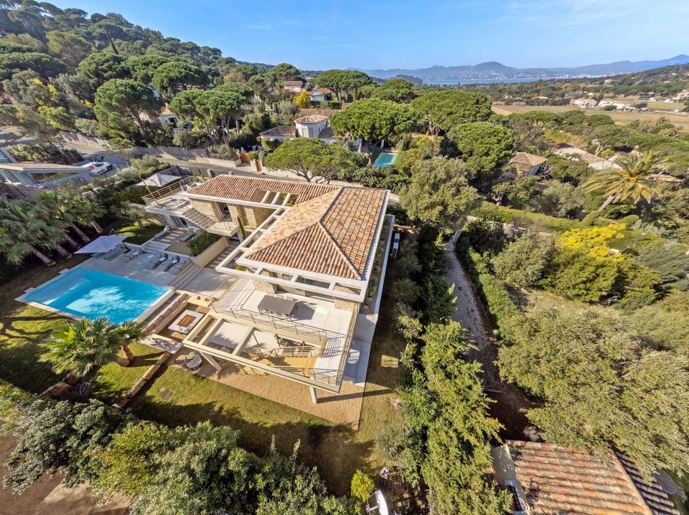 Villa contemporaine à vendre à Saint-Tropez, Parc des Salins. 5 chambres, piscine chauffée, vue mer et accès proche à la Plage des Salins.