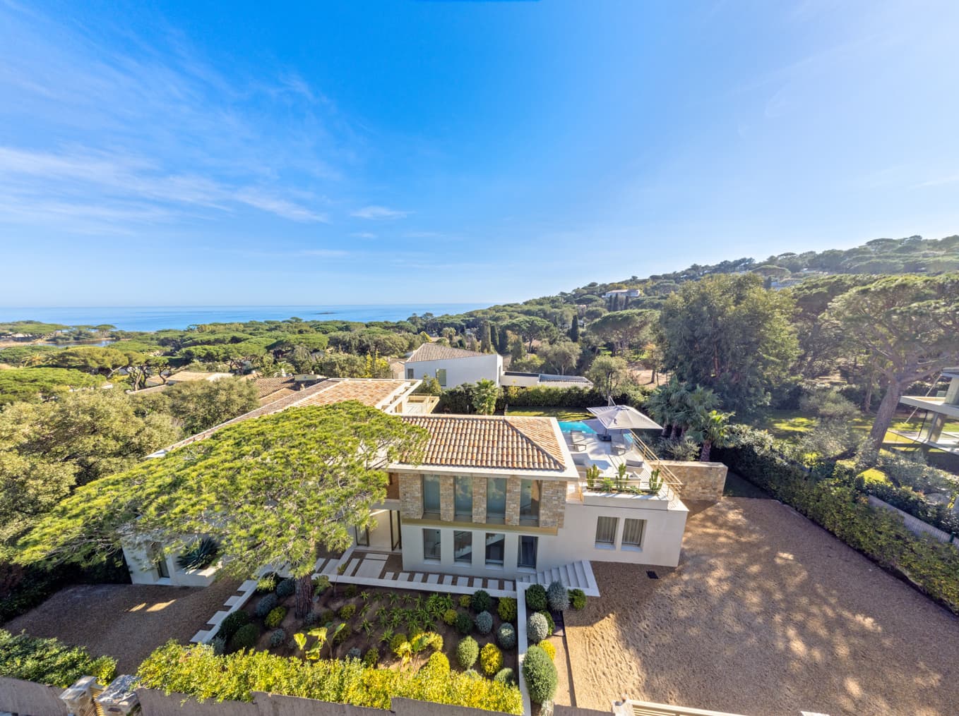 Villa contemporaine à vendre à Saint-Tropez, Parc des Salins. 5 chambres, piscine chauffée, vue mer et accès proche à la Plage des Salins.