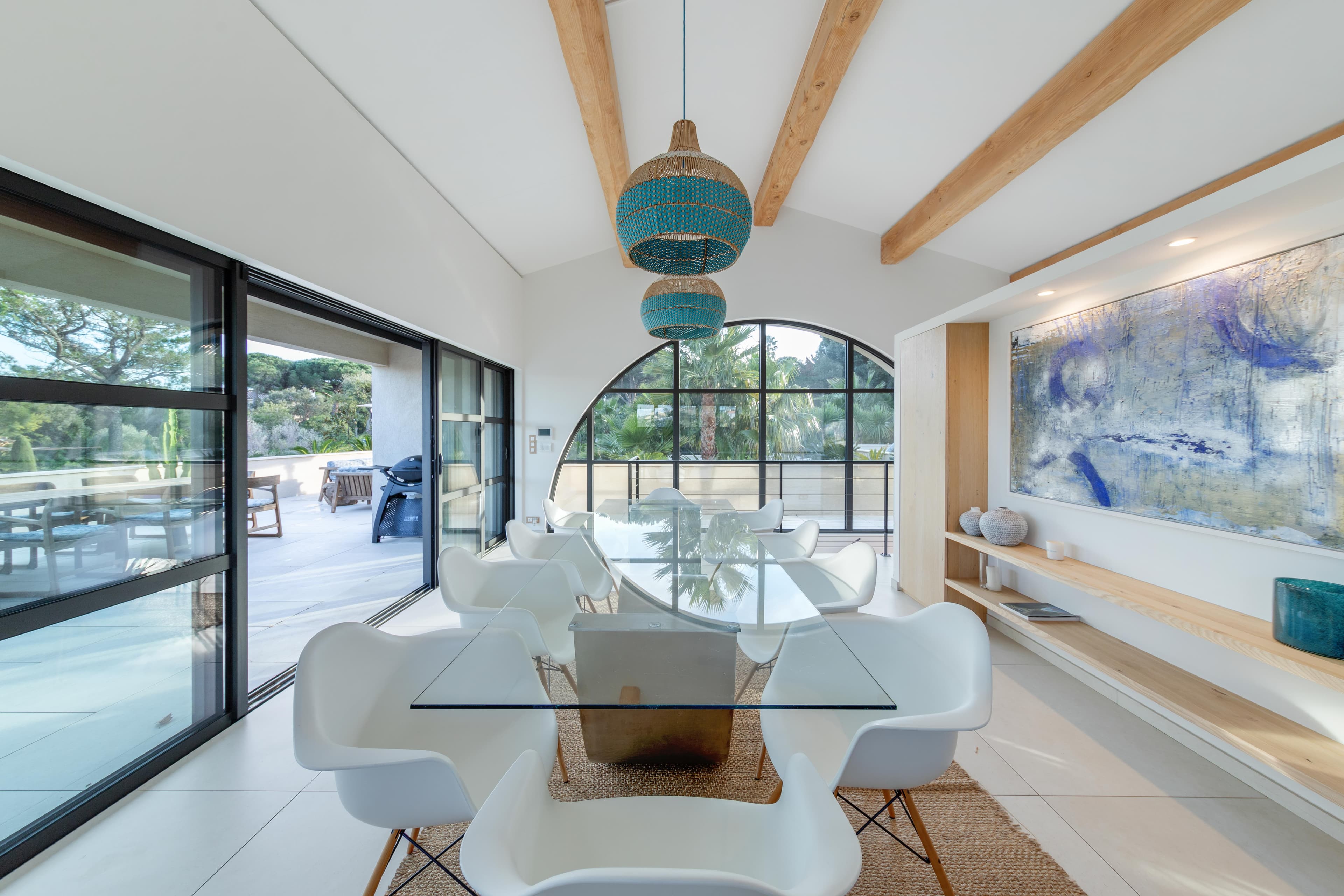 Salle à manger élégante et lumineuse dans une villa à vendre à Ramatuelle. Style marin et matériaux naturels près de Pampelonne.