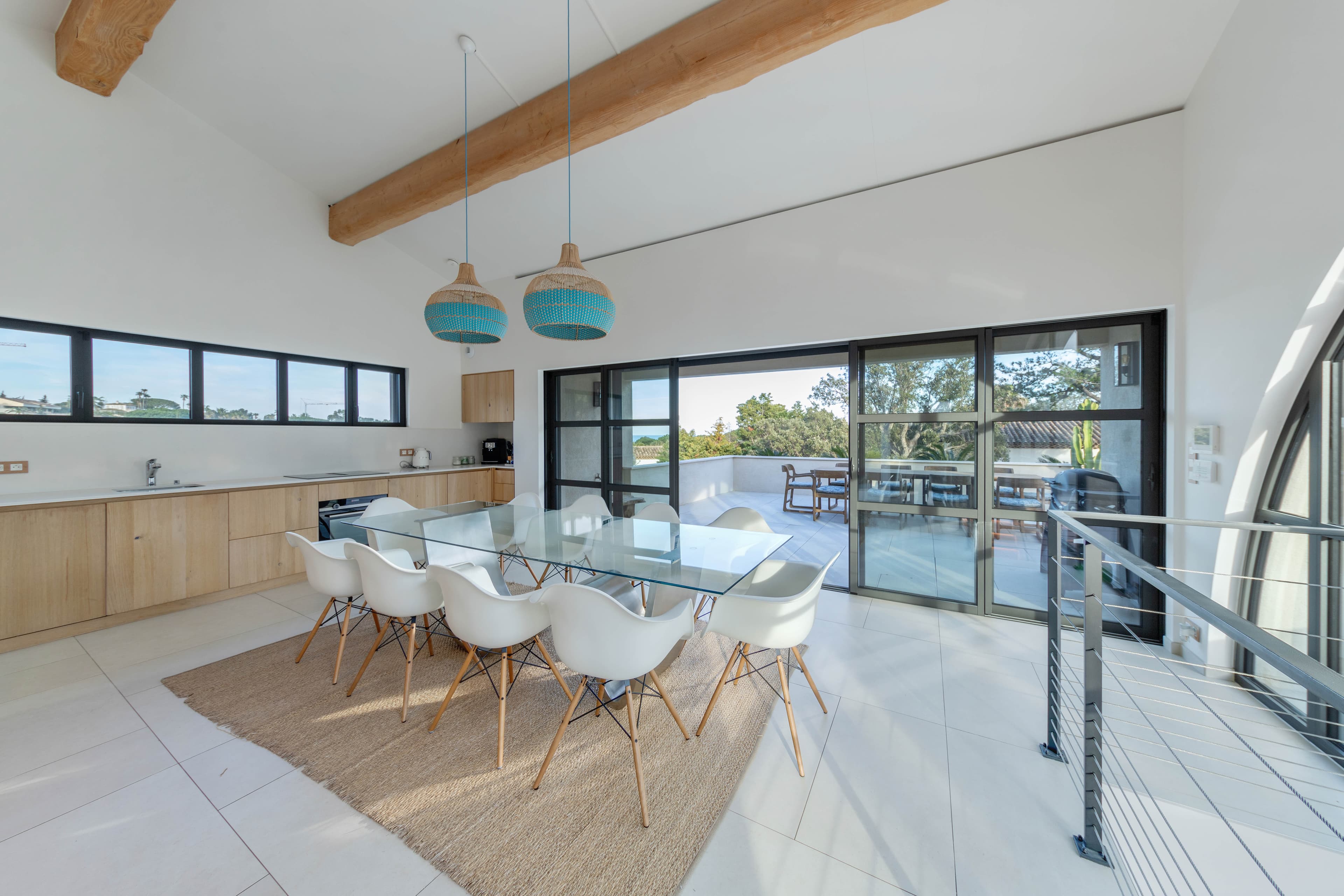 Salle à manger élégante et lumineuse dans une villa à vendre à Ramatuelle. Style marin et matériaux naturels près de Pampelonne.