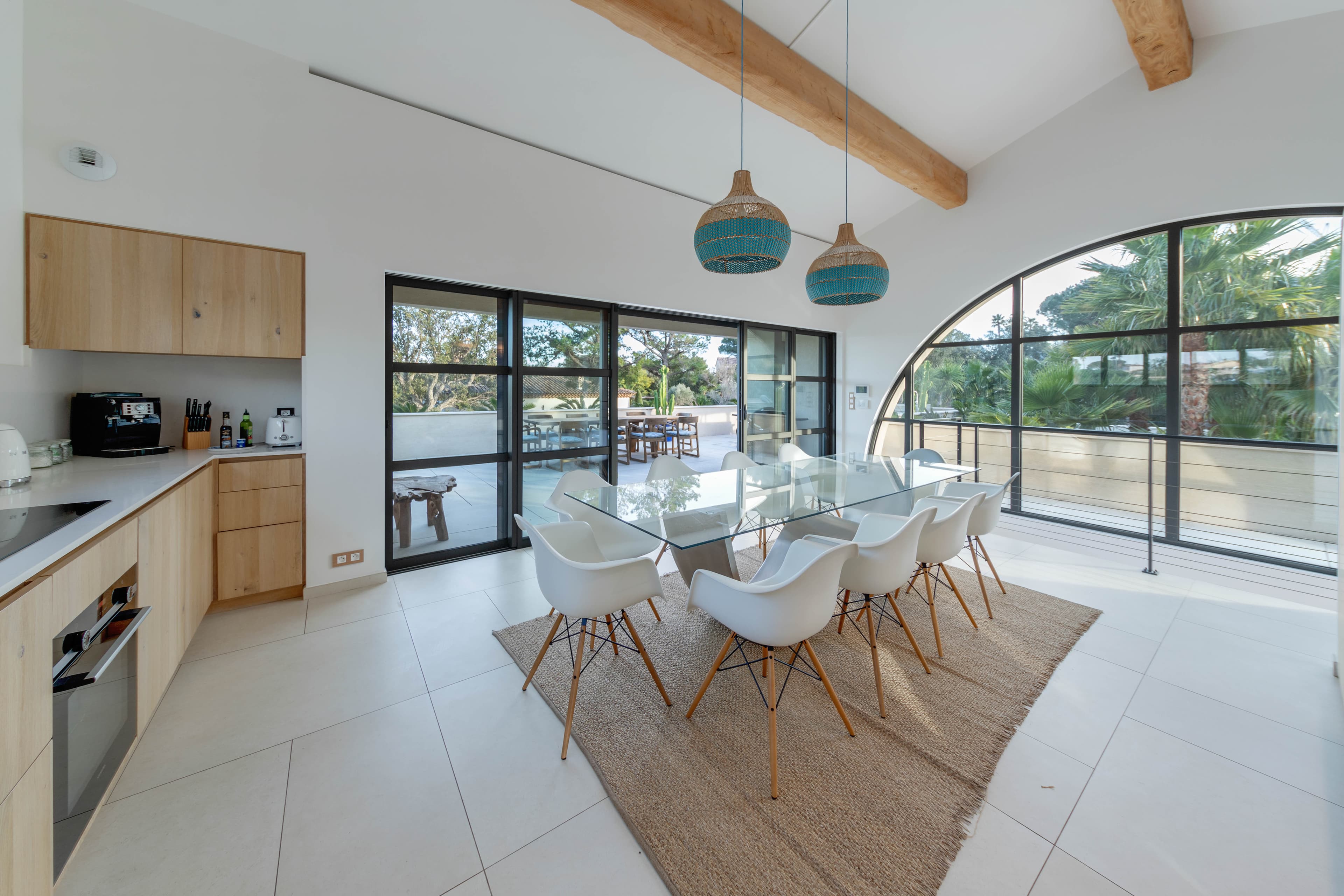 Salle à manger élégante et lumineuse dans une villa à vendre à Ramatuelle. Style marin et matériaux naturels près de Pampelonne.