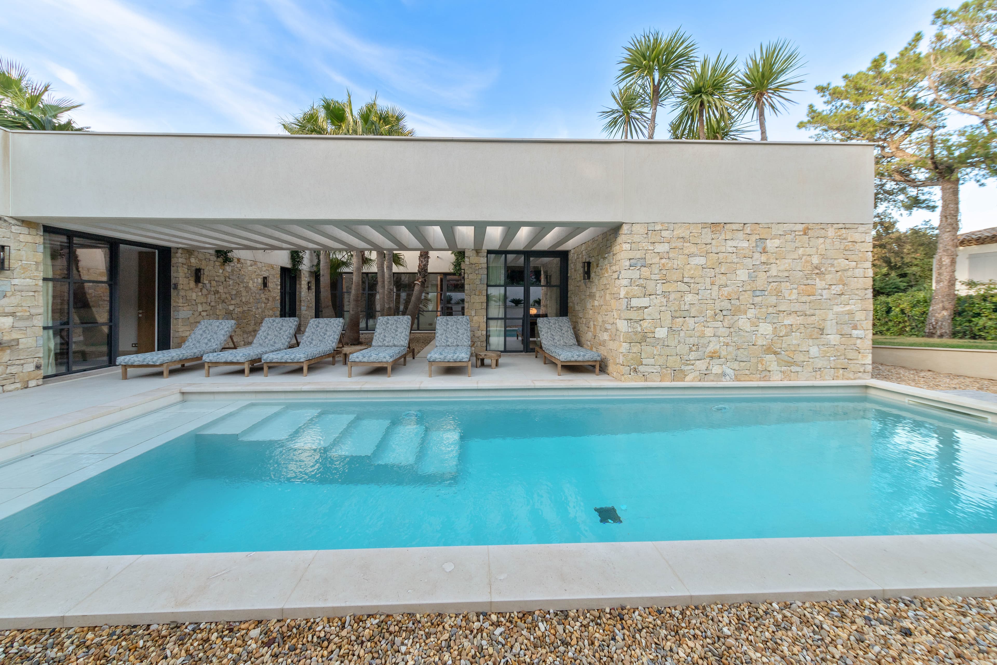 Piscine privée et terrasse pour cette villa à vendre à Ramatuelle. Emplacement privilégié près de la plage et vue mer.