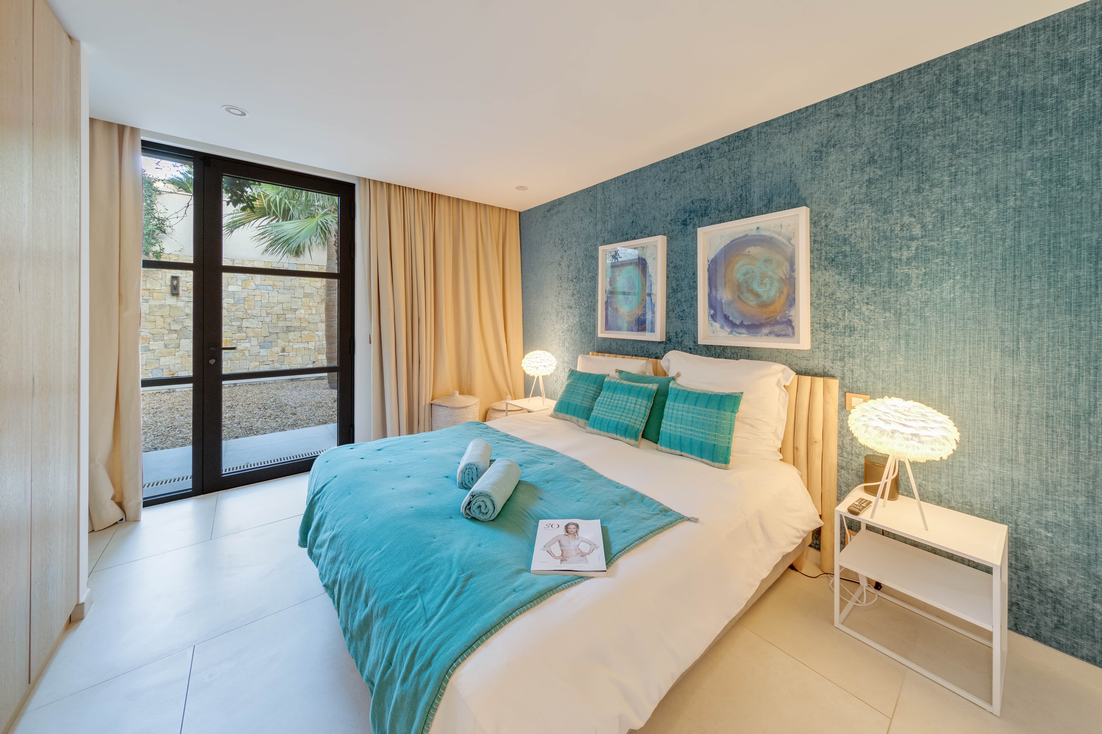 Cinq chambres avec salles de bains attenantes dans cette villa à vendre à Ramatuelle. Accès direct jardin et capacité 10 personnes.