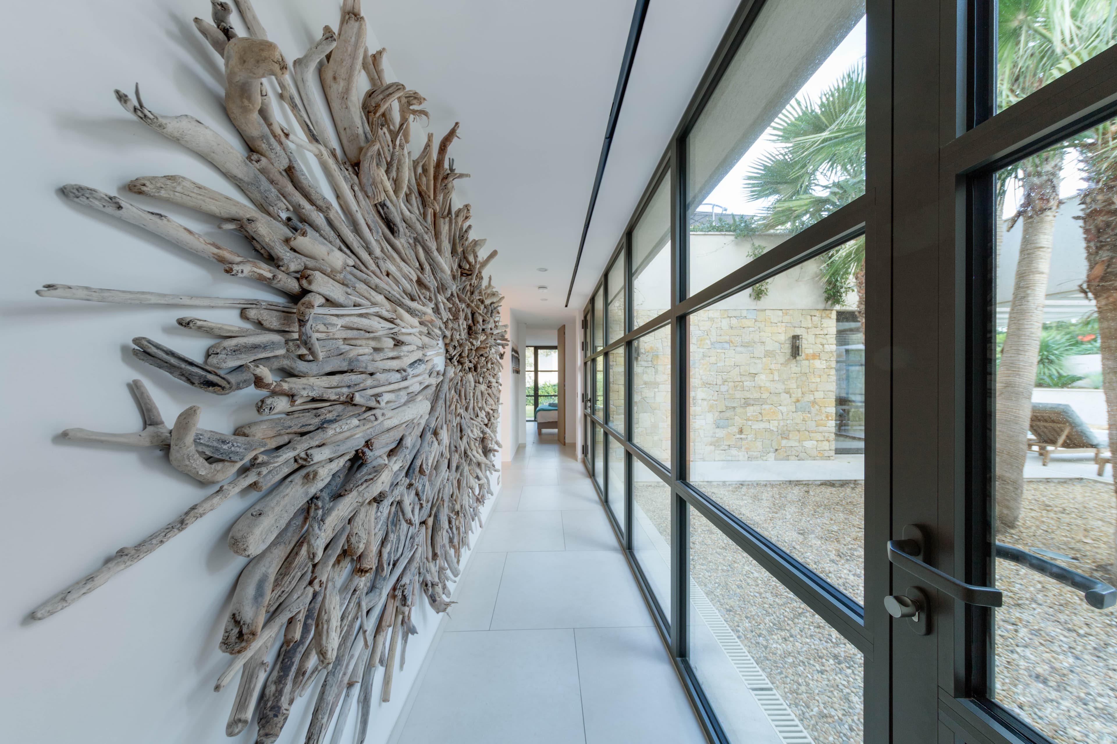 Villa à vendre à Ramatuelle, style marin (2021), finitions haut de gamme et vue mer. À deux pas de la plage de Pampelonne.