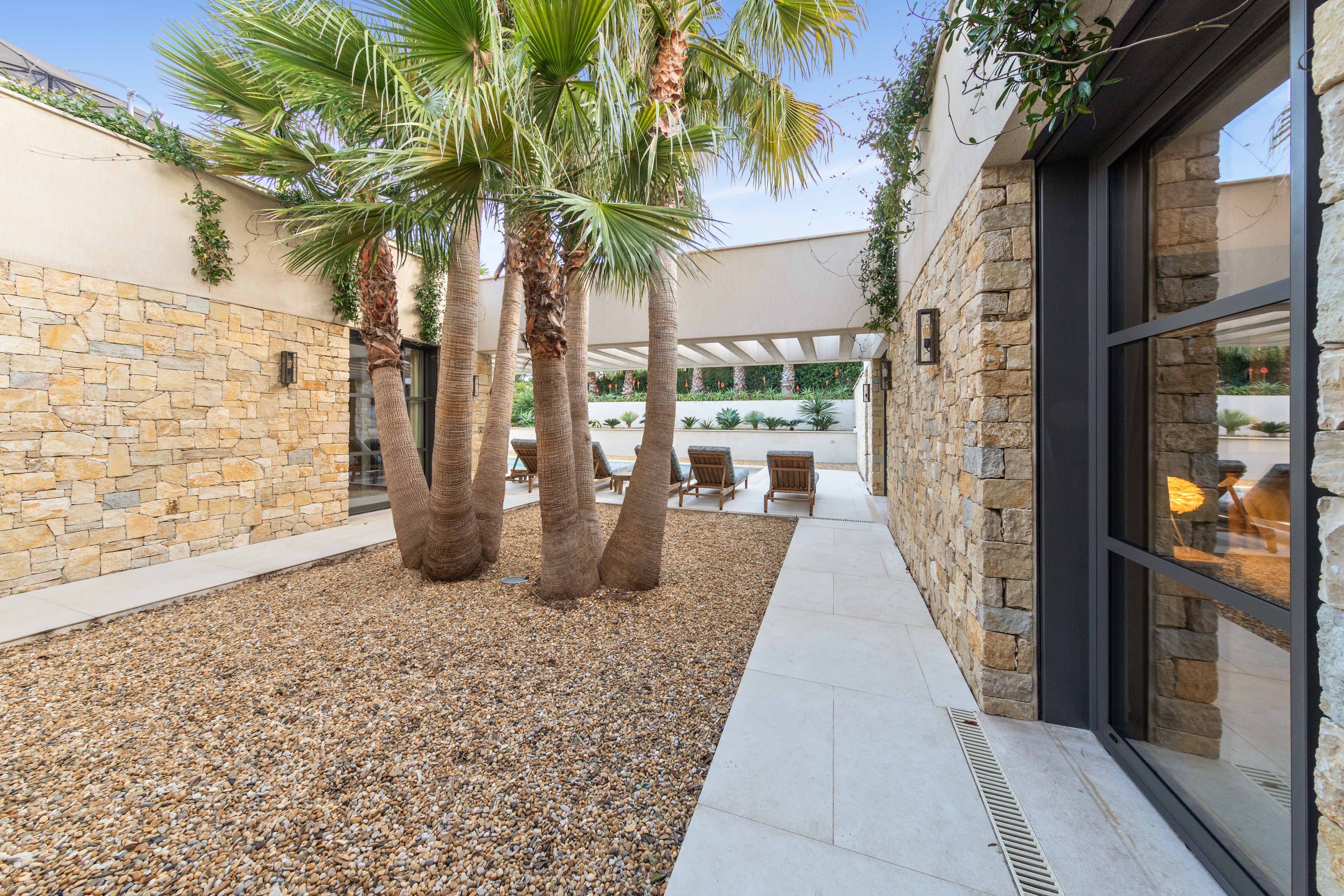 Jardin paysager d’une villa à vendre à Ramatuelle. Calme, accès piscine et proximité immédiate de la baie de Pampelonne.