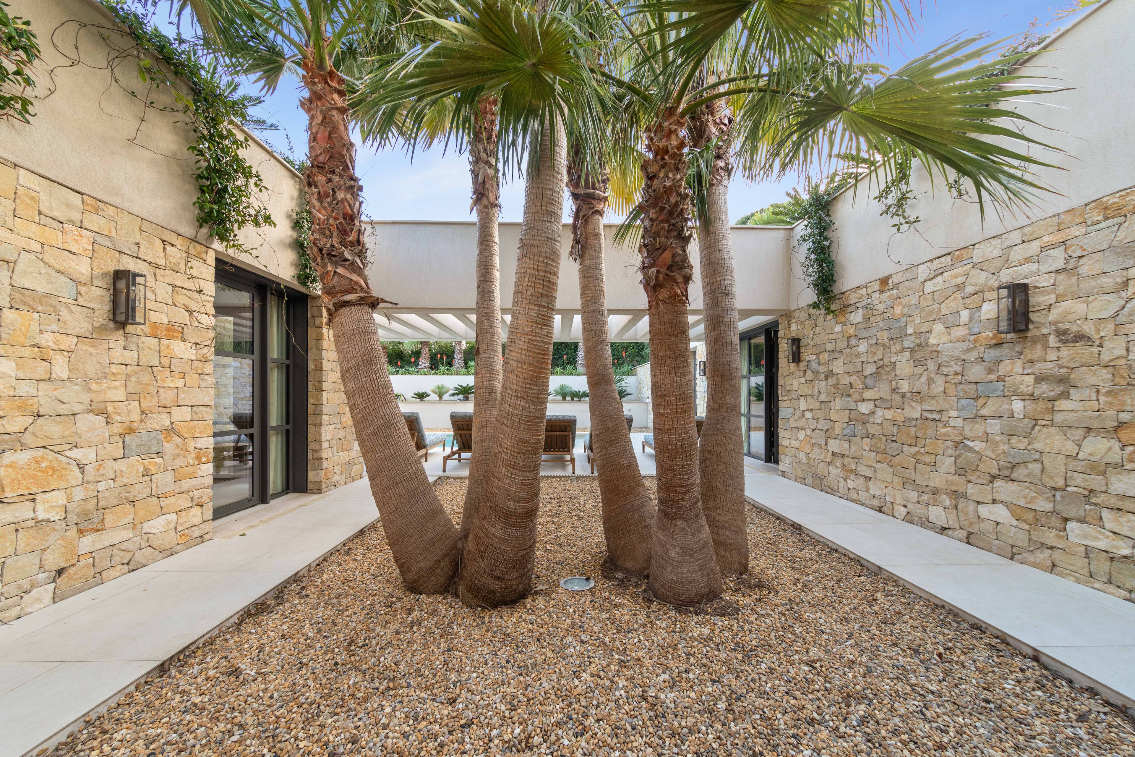 Jardin paysager d’une villa à vendre à Ramatuelle. Calme, accès piscine et proximité immédiate de la baie de Pampelonne.
