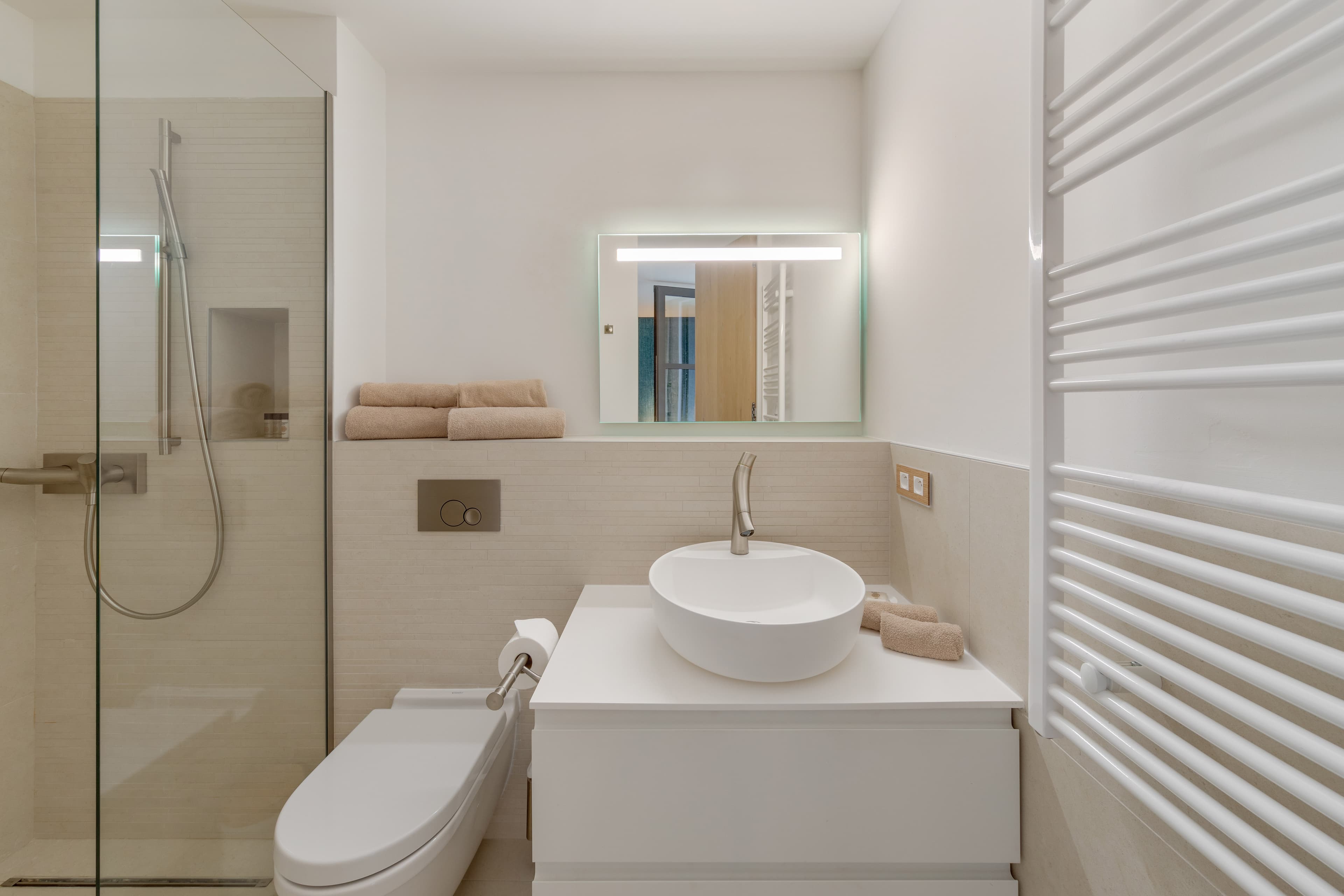 Salle d’eau contemporaine à la décoration marine. Villa à vendre à Ramatuelle, finitions bois flotté et matériaux naturels.