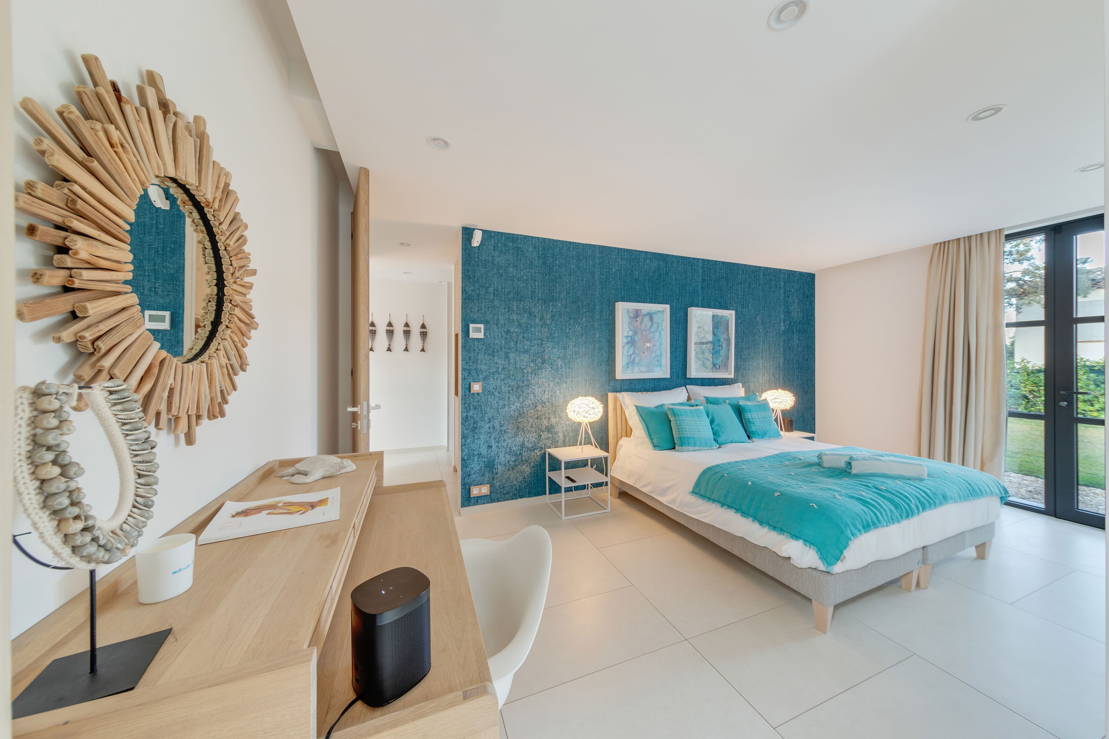 Cinq chambres avec salles de bains attenantes dans cette villa à vendre à Ramatuelle. Accès direct jardin et capacité 10 personnes.