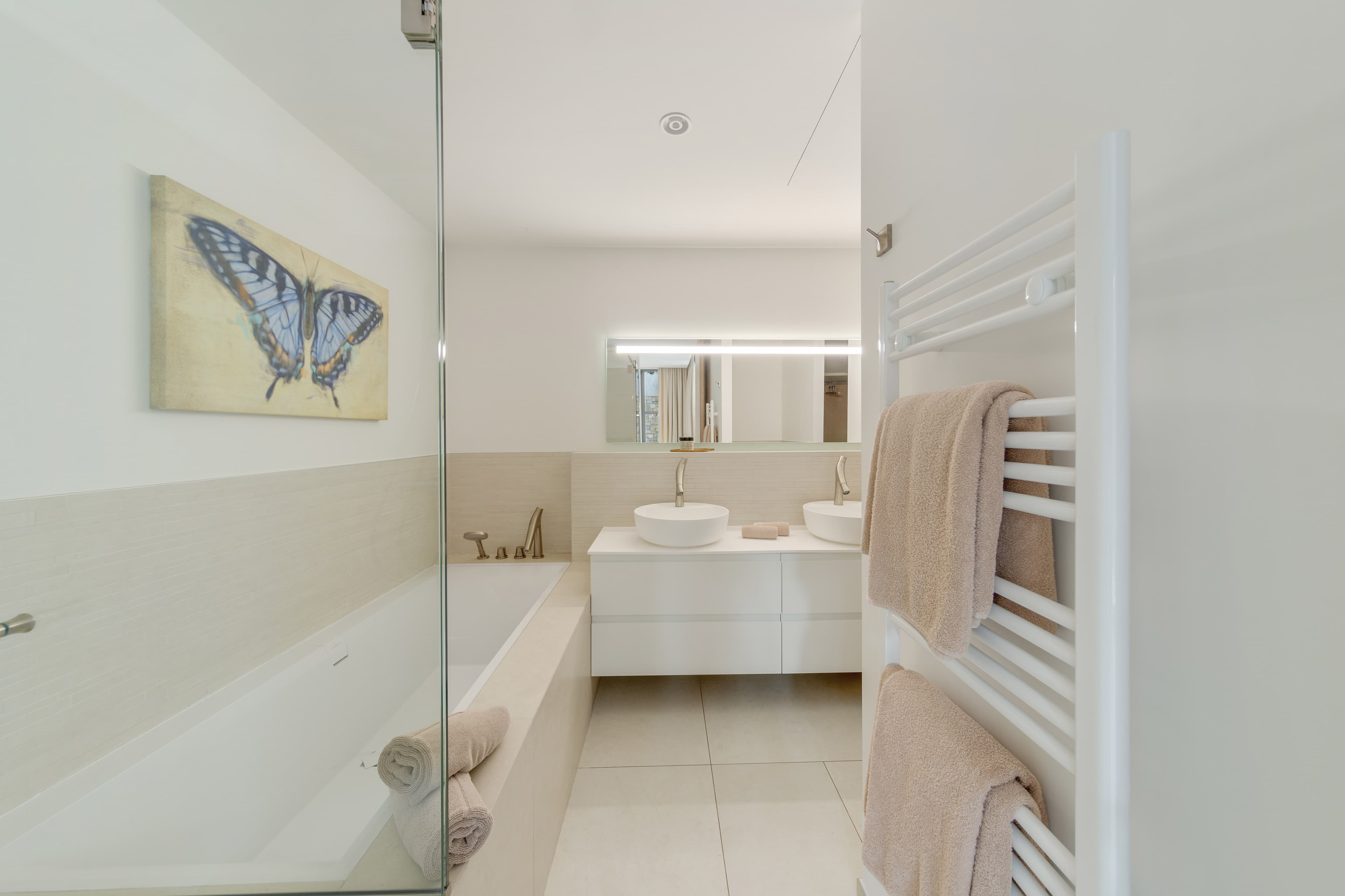 Suite principale avec salle de bain raffinée dans cette villa à vendre à Pampelonne. Espace bien-être et lumière naturelle.