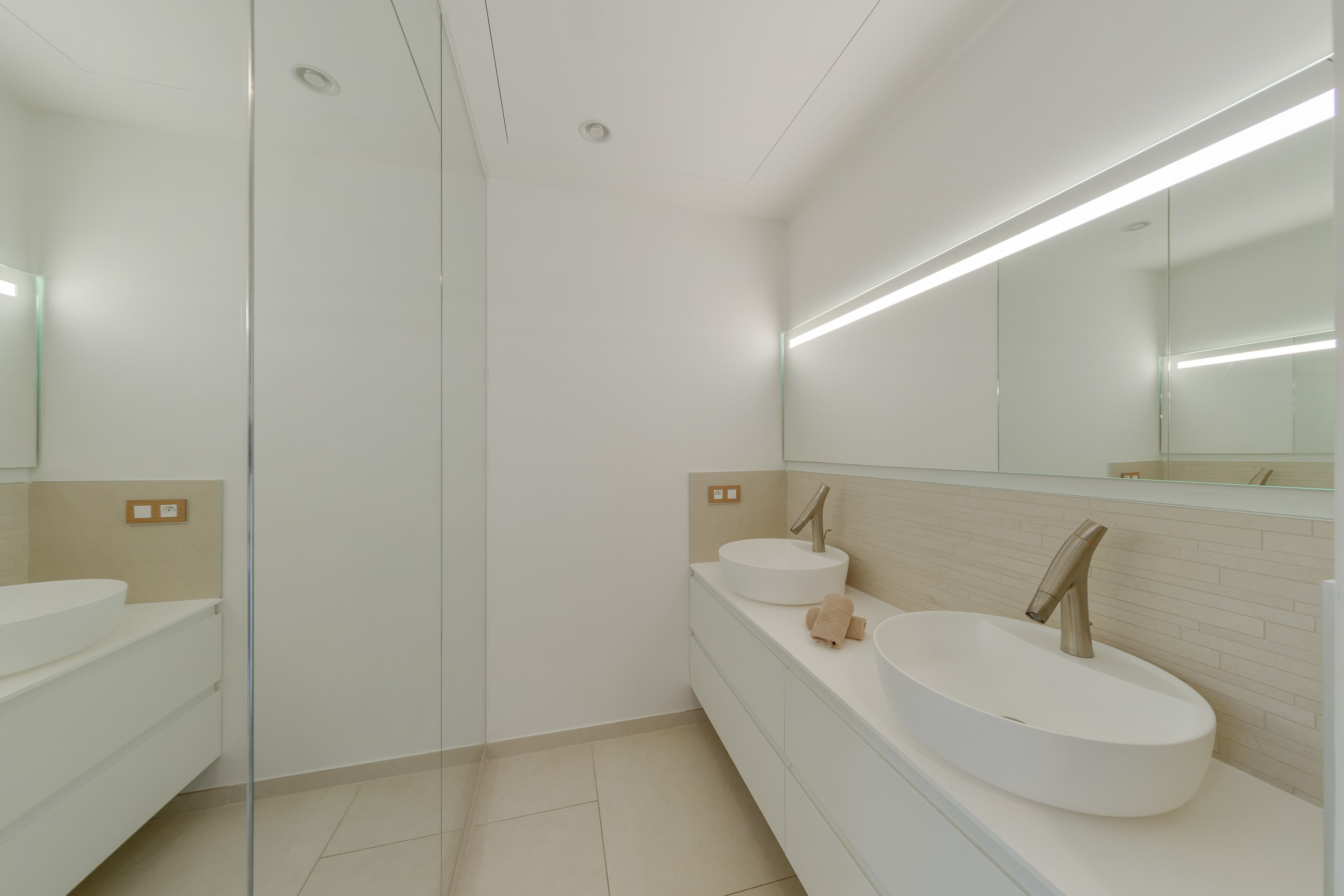 Salle d’eau contemporaine à la décoration marine. Villa à vendre à Ramatuelle