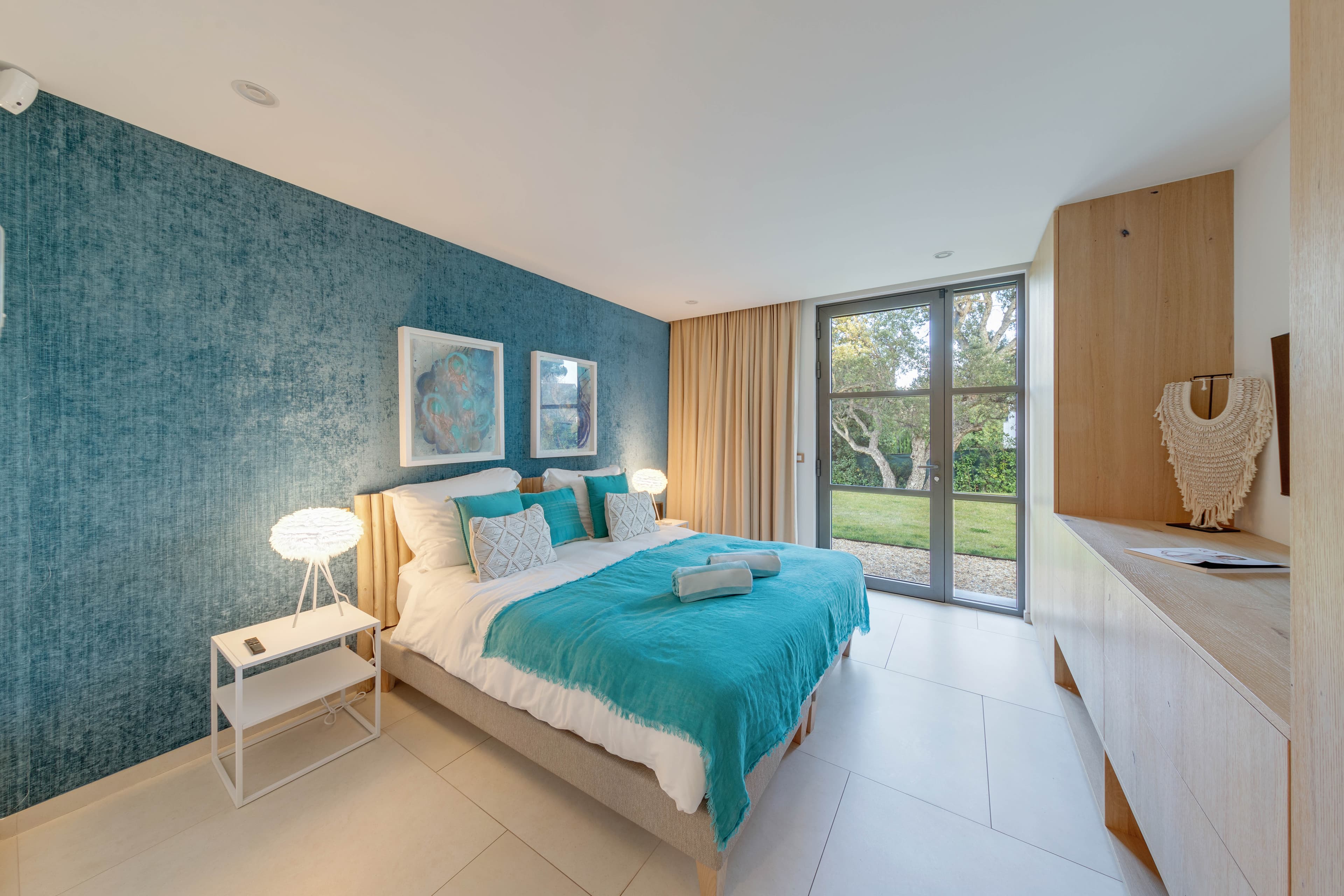 Cinq chambres avec salles de bains attenantes dans cette villa à vendre à Ramatuelle. Accès direct jardin et capacité 10 personnes.