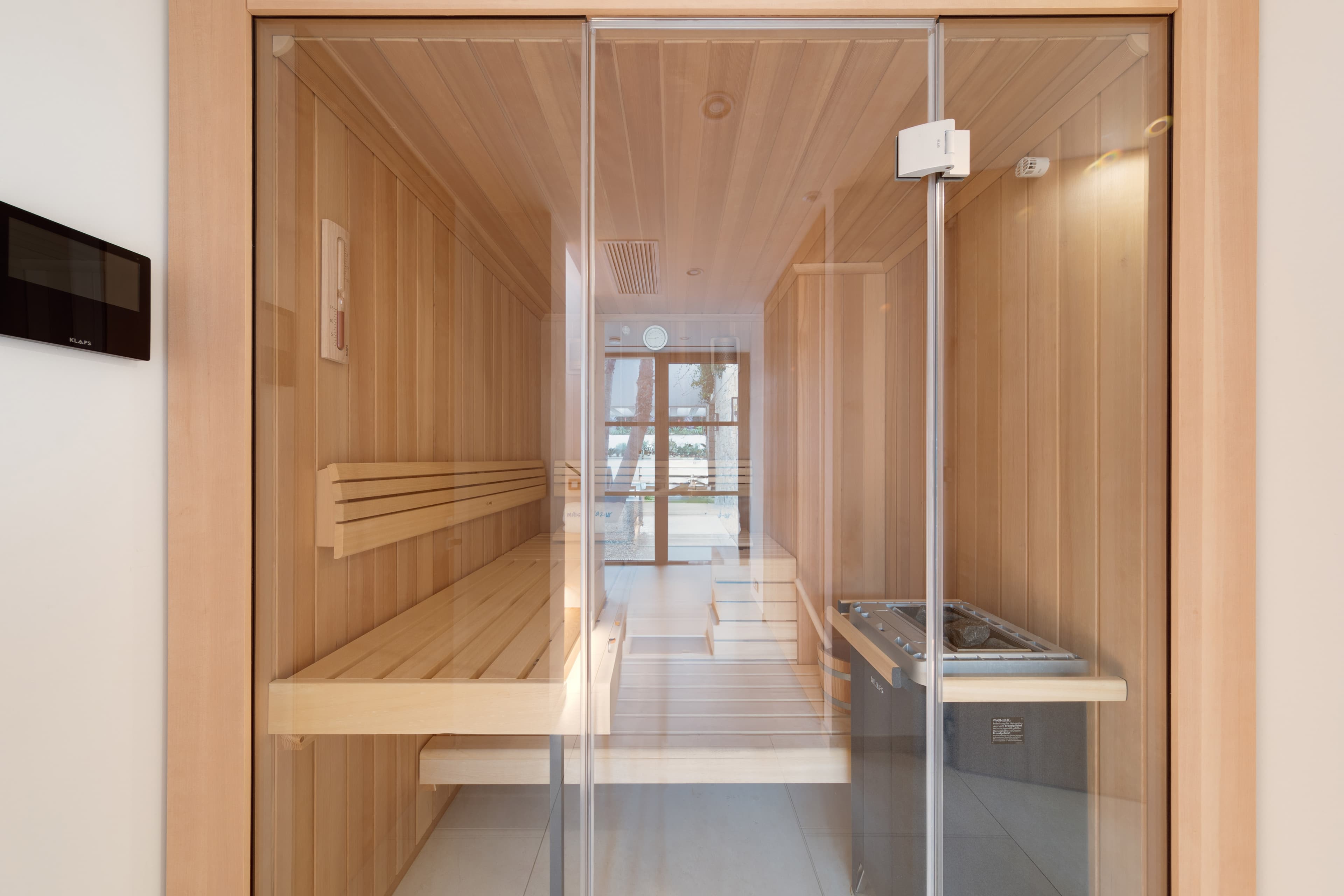 Espace bien-être avec sauna sec dans une villa de luxe à vendre à Ramatuelle. Détente, confort et élégance près de la plage de Pampelonne.