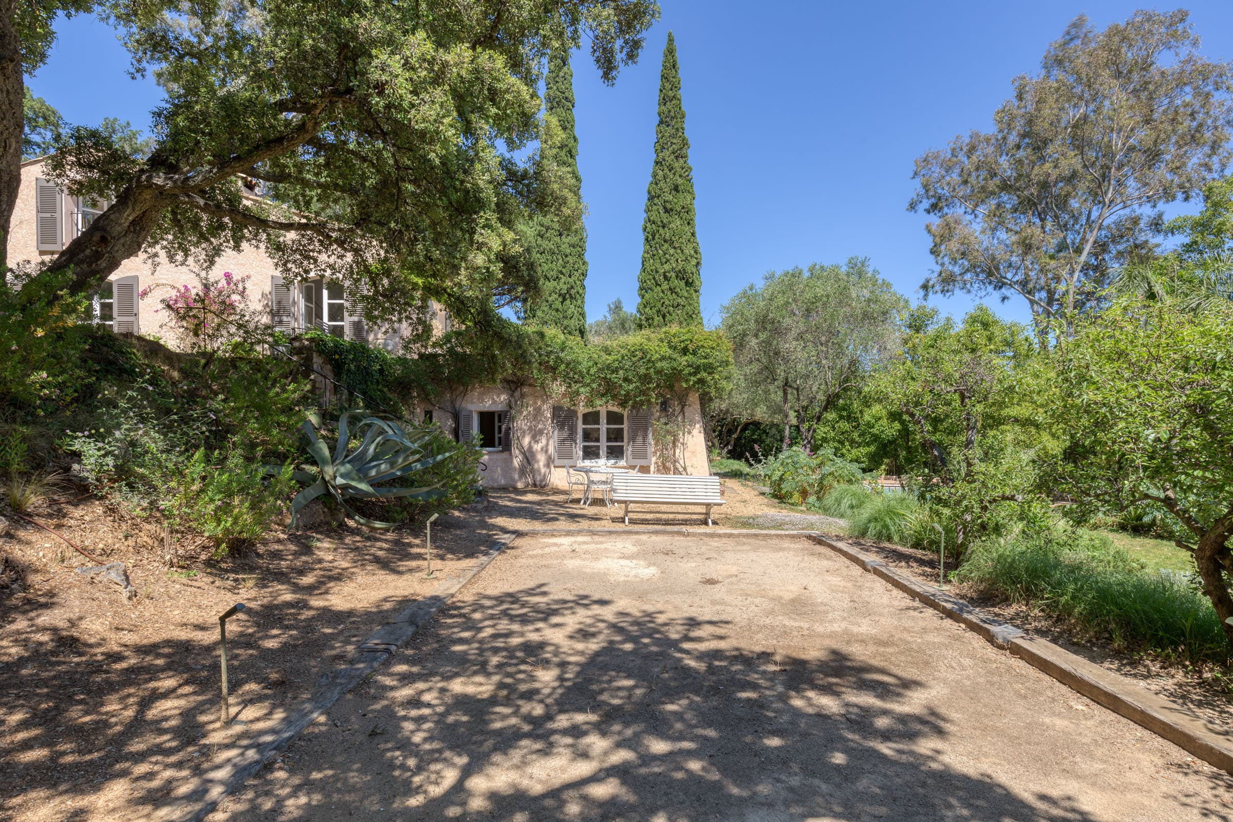 Authentique maison provençale à vendre près de Grimaud. 180 m², 1 ha de terrain, piscine chauffée et vue imprenable sur le château.