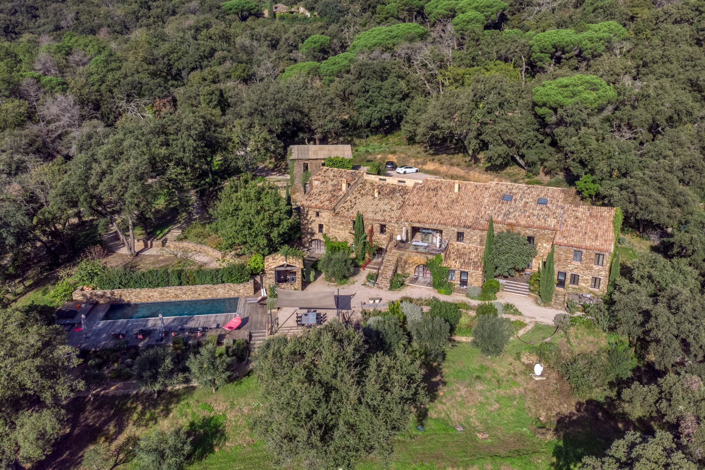 Vue de la façade principale de cette propriété unique à vendre à La Garde-Freinet, offrant élégance, charme provençal et panorama sur le Golfe de Saint-Tropez.
