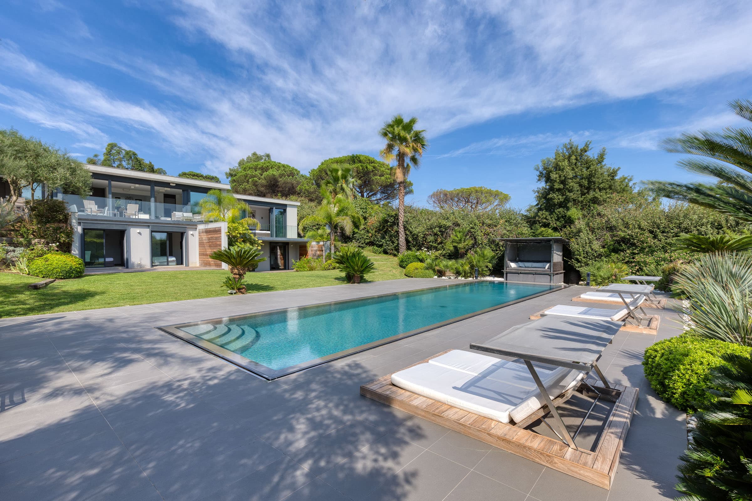 Façade moderne d’une villa de luxe à vendre à Ramatuelle, à 2 minutes à pied de la plage de Pampelonne et du célèbre Club 55.