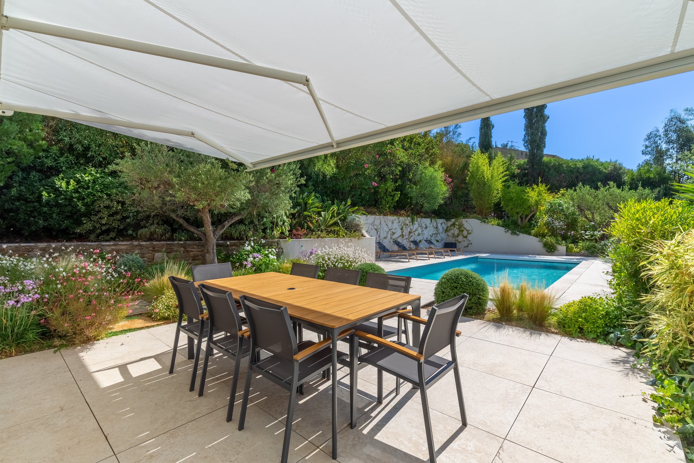 Villa à vendre Cavalaire-sur-Mer : Terrasse spacieuse idéale pour repas en plein air avec vue panoramique sur la Méditerranée.