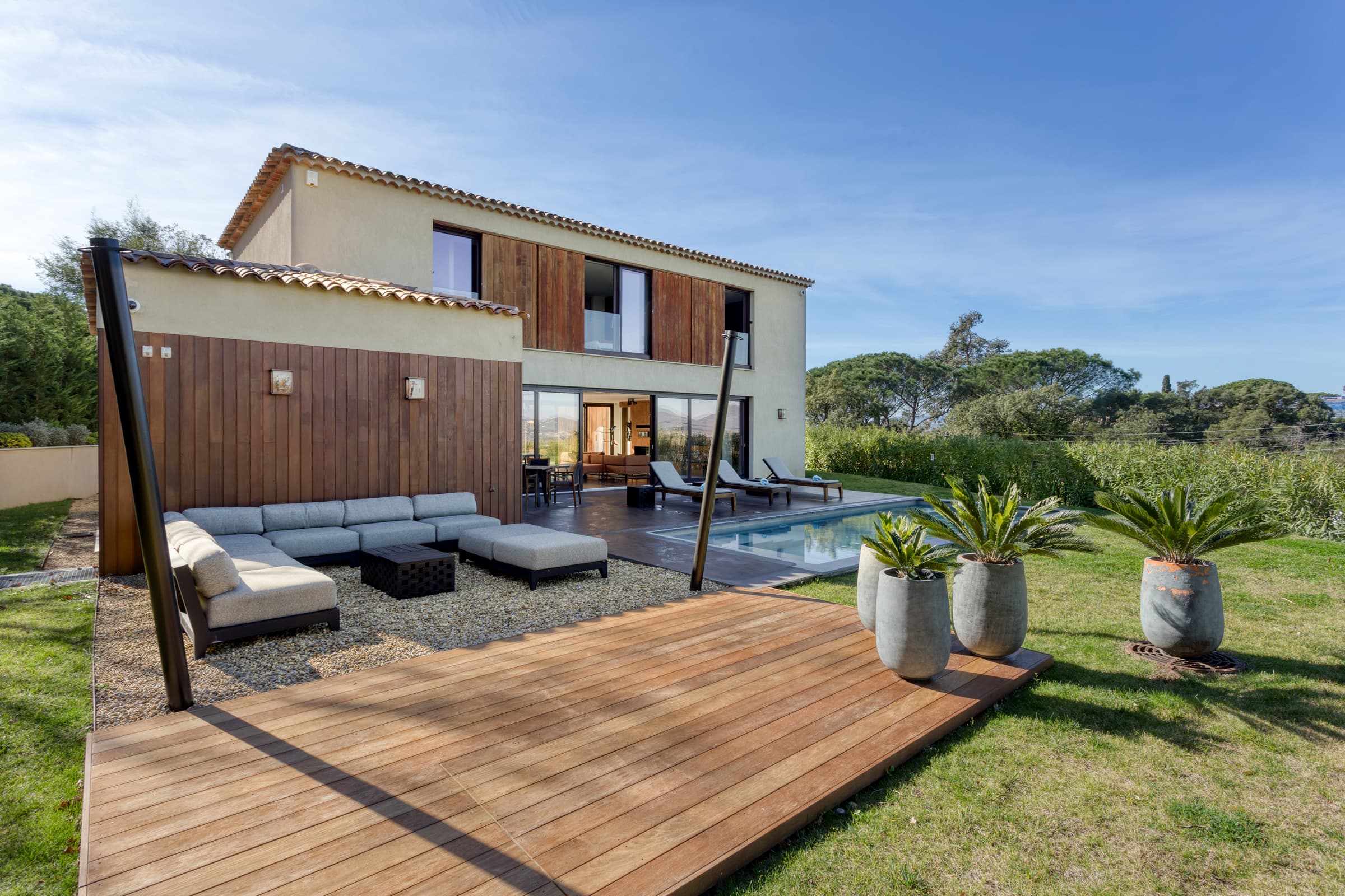 Deux terrasses avec vue mer panoramique dans villa de luxe à Gassin. Idéal pour repas en plein air et moments de détente.