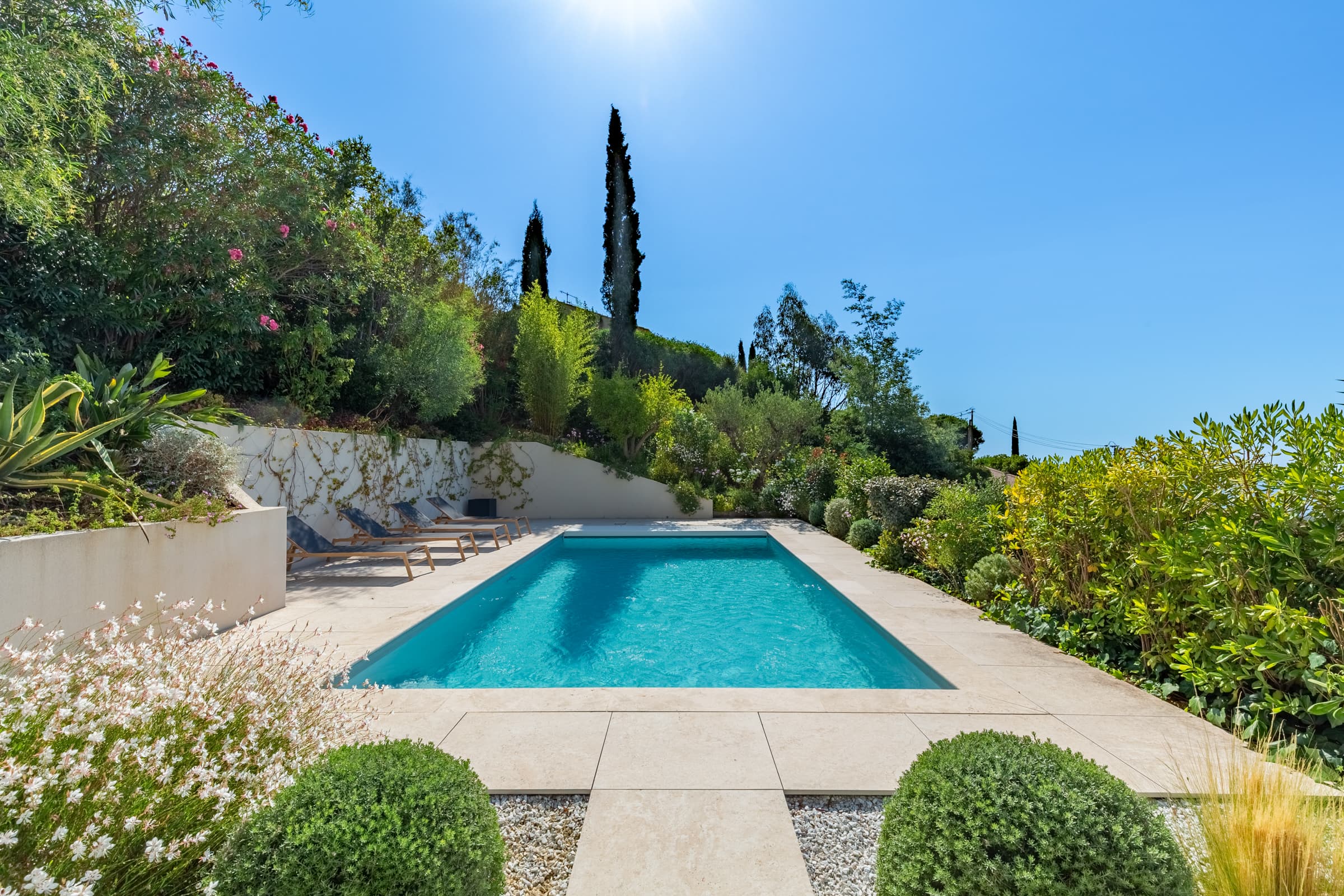 Villa à vendre Cavalaire-sur-Mer : Piscine chauffée dans jardin verdoyant, parfaite pour se détendre et profiter du soleil.