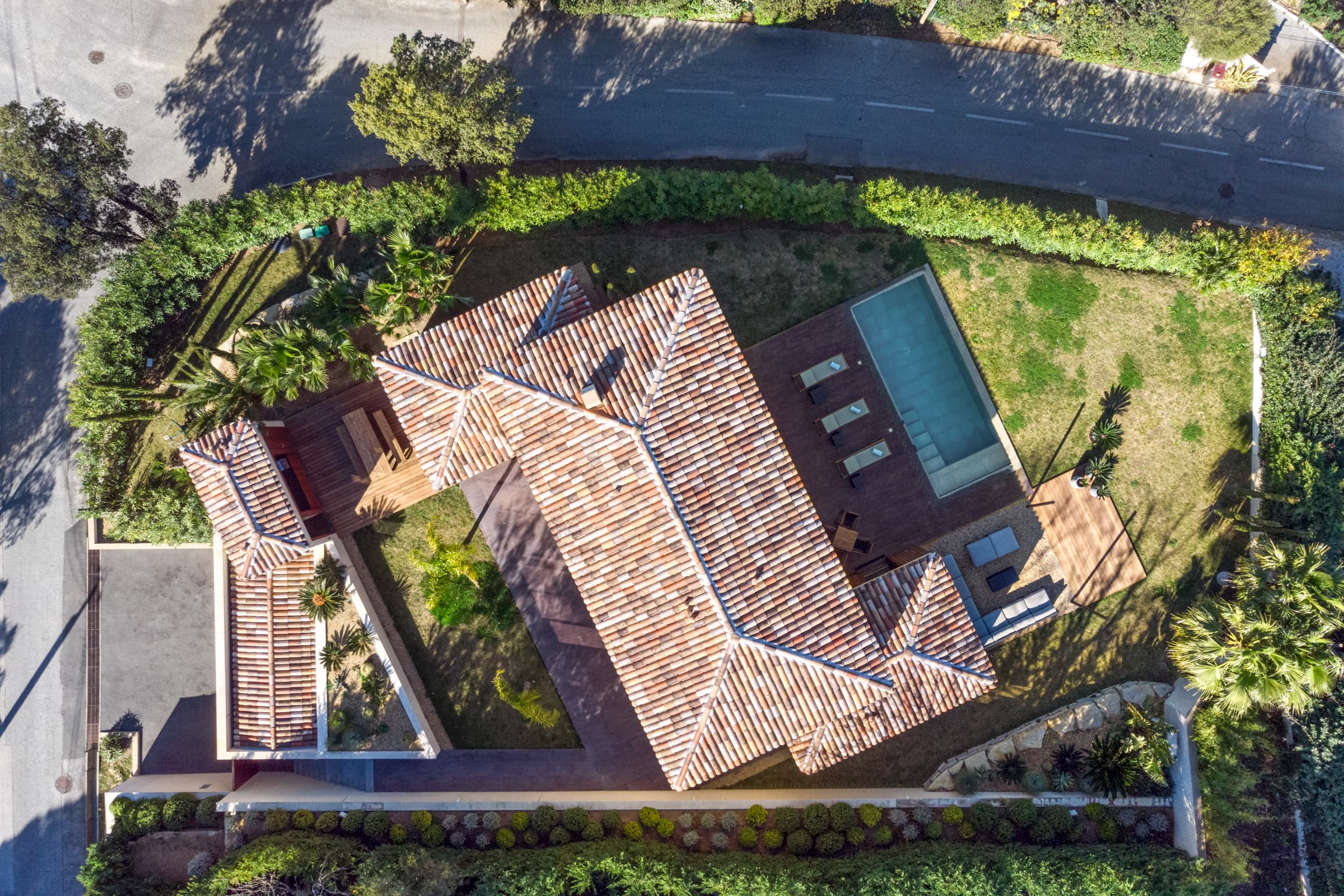 Vue aérienne spectaculaire de cette villa à vendre à Gassin, Domaine de Sinopolis. Piscine, terrasses et panorama sur la mer Méditerranée.