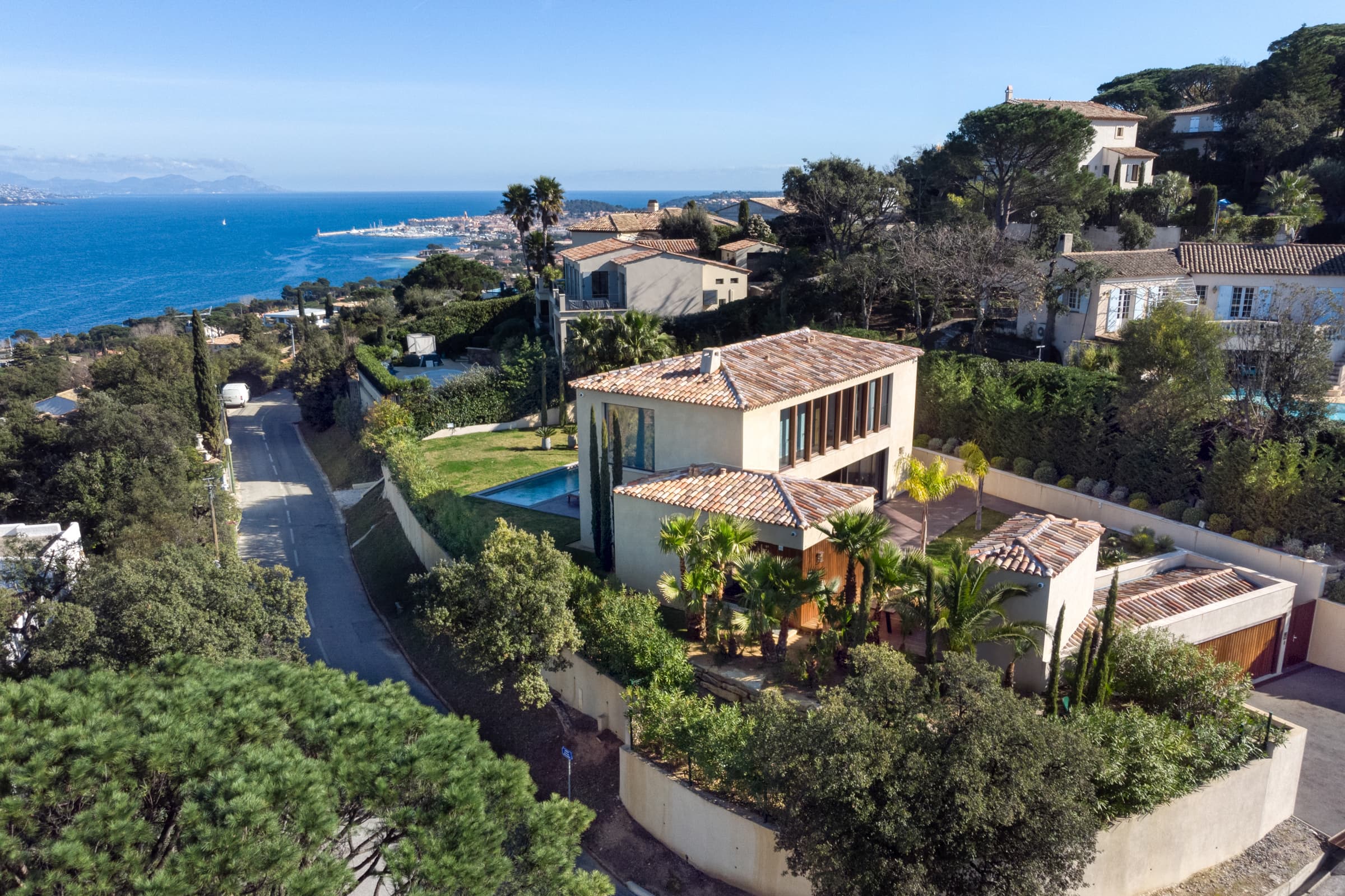 Vue exceptionnelle sur la mer depuis cette villa à vendre à Gassin. Domaine de Sinopolis, cadre de vie prestigieux et relaxant.