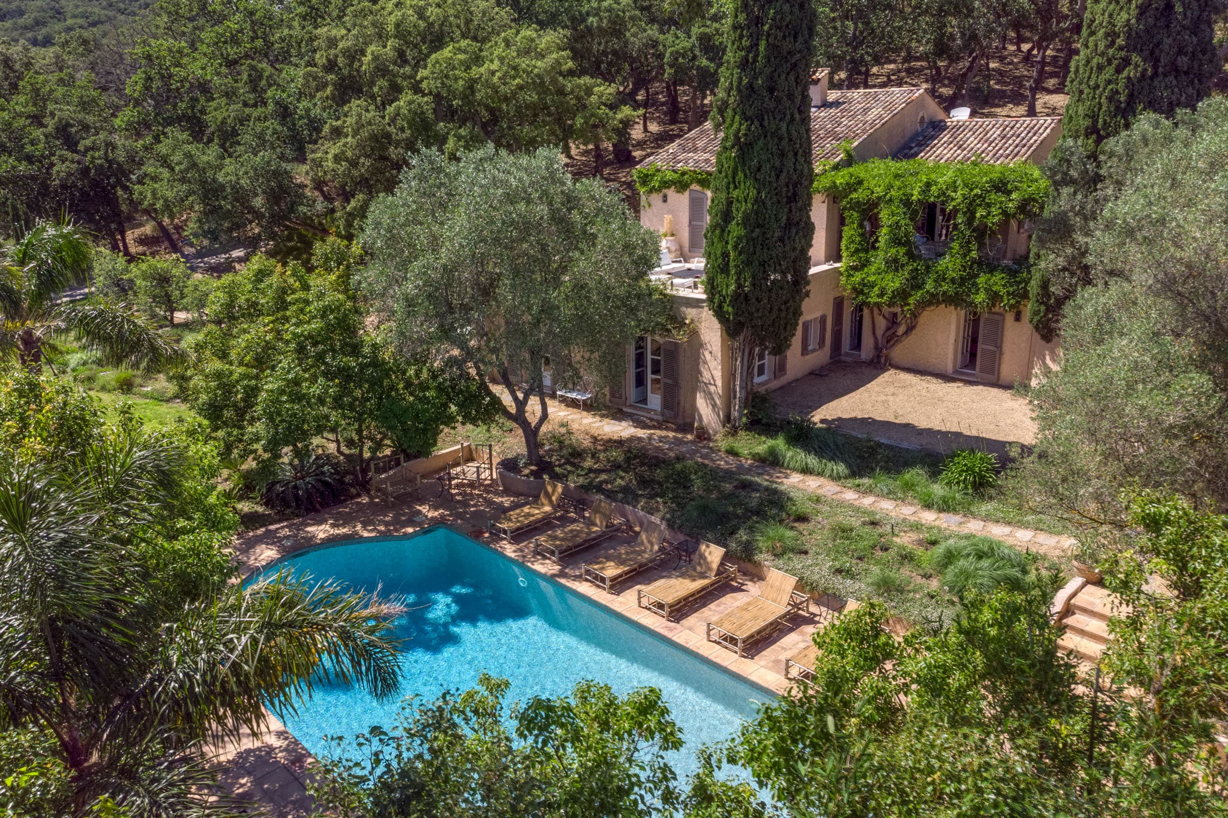 Maison à vendre à Grimaud avec piscine chauffée. Espace détente entouré de verdure et terrasse ensoleillée avec vue sur le château.
