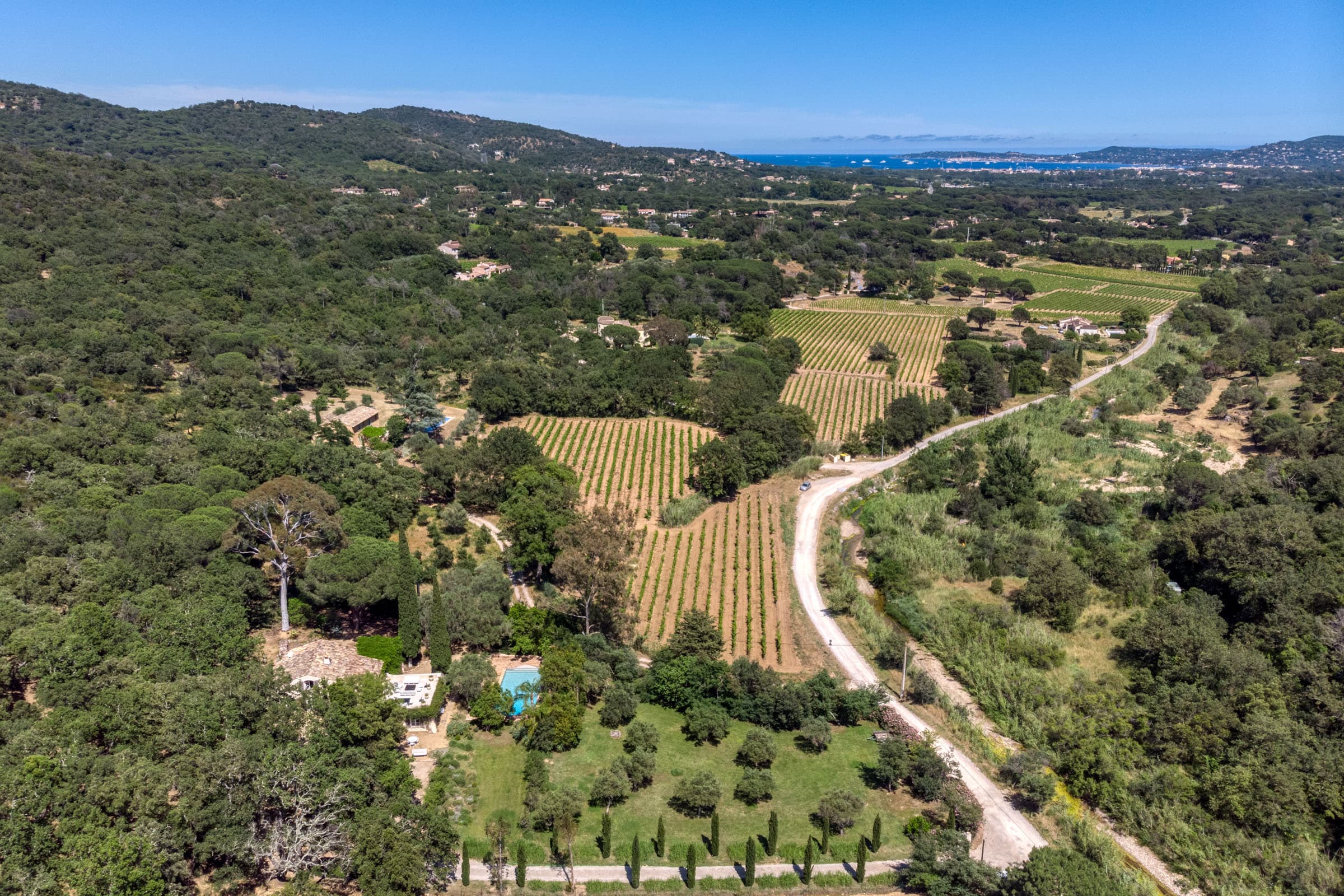 Propriété de 1 hectare à vendre à Grimaud. Jardin verdoyant, calme absolu et vue sur le château, un havre de paix en Provence.