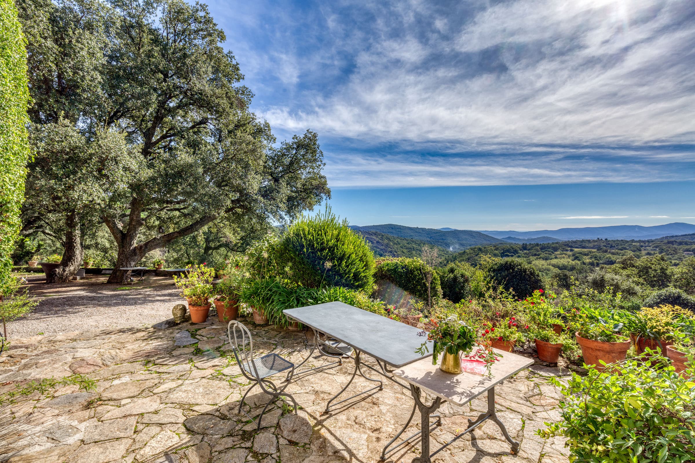 Vue panoramique exceptionnelle sur la nature provençale, propriété rare à vendre à La Garde-Freinet.