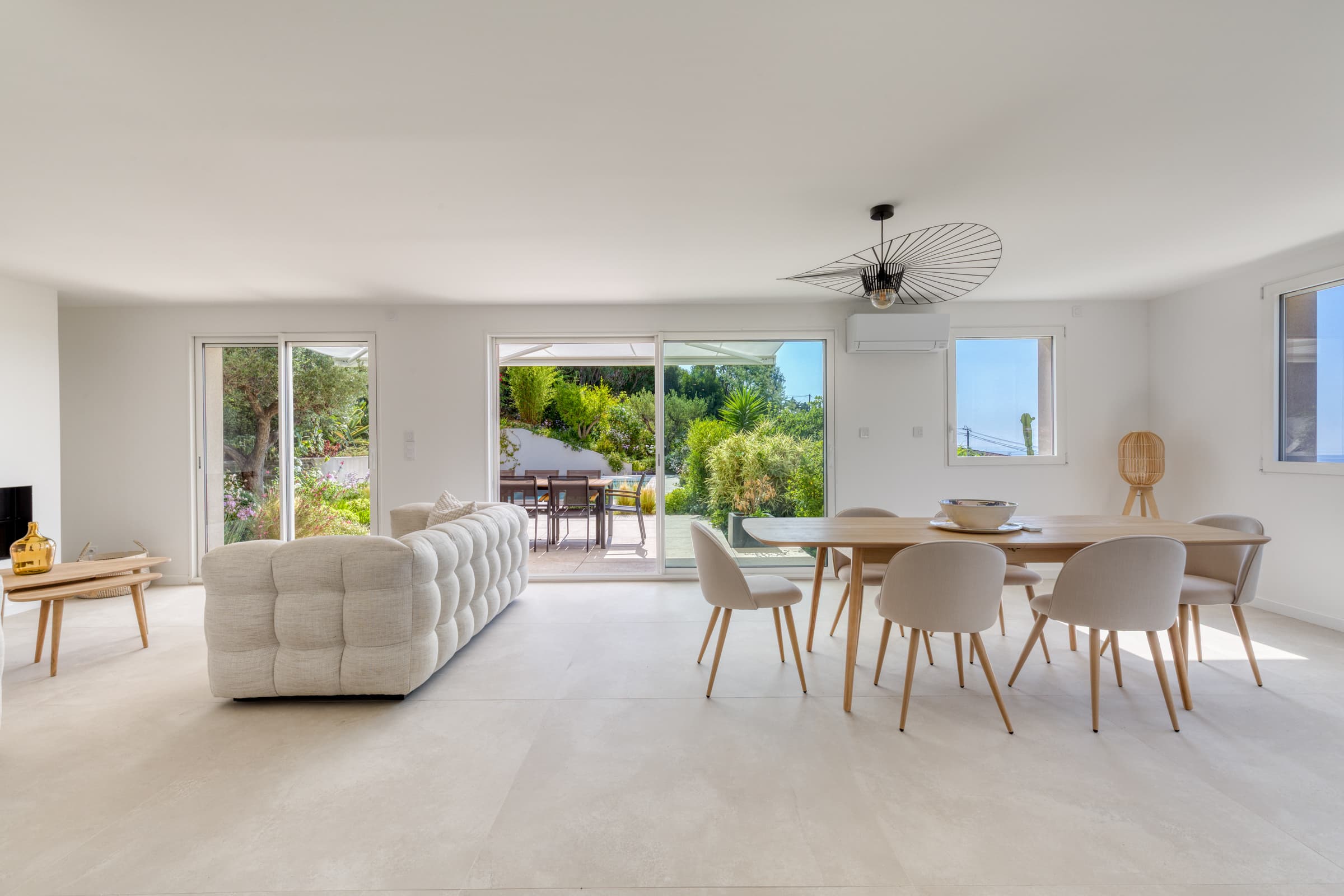 Villa à vendre à Cavalaire-sur-Mer : Séjour spacieux et lumineux avec accès terrasse vue mer.