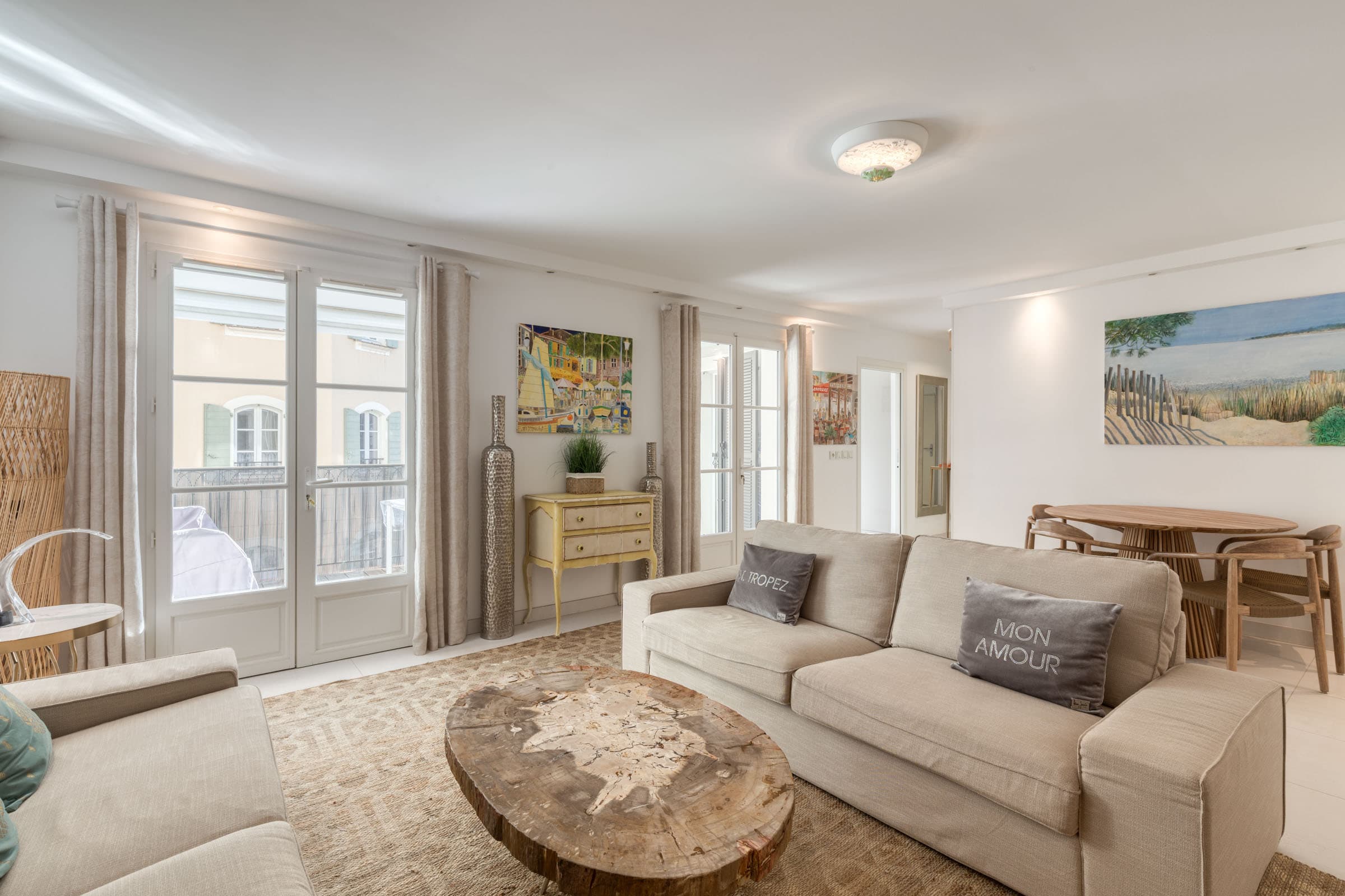 Salon lumineux avec accès terrasse – Appartement luxe Saint-Tropez centre