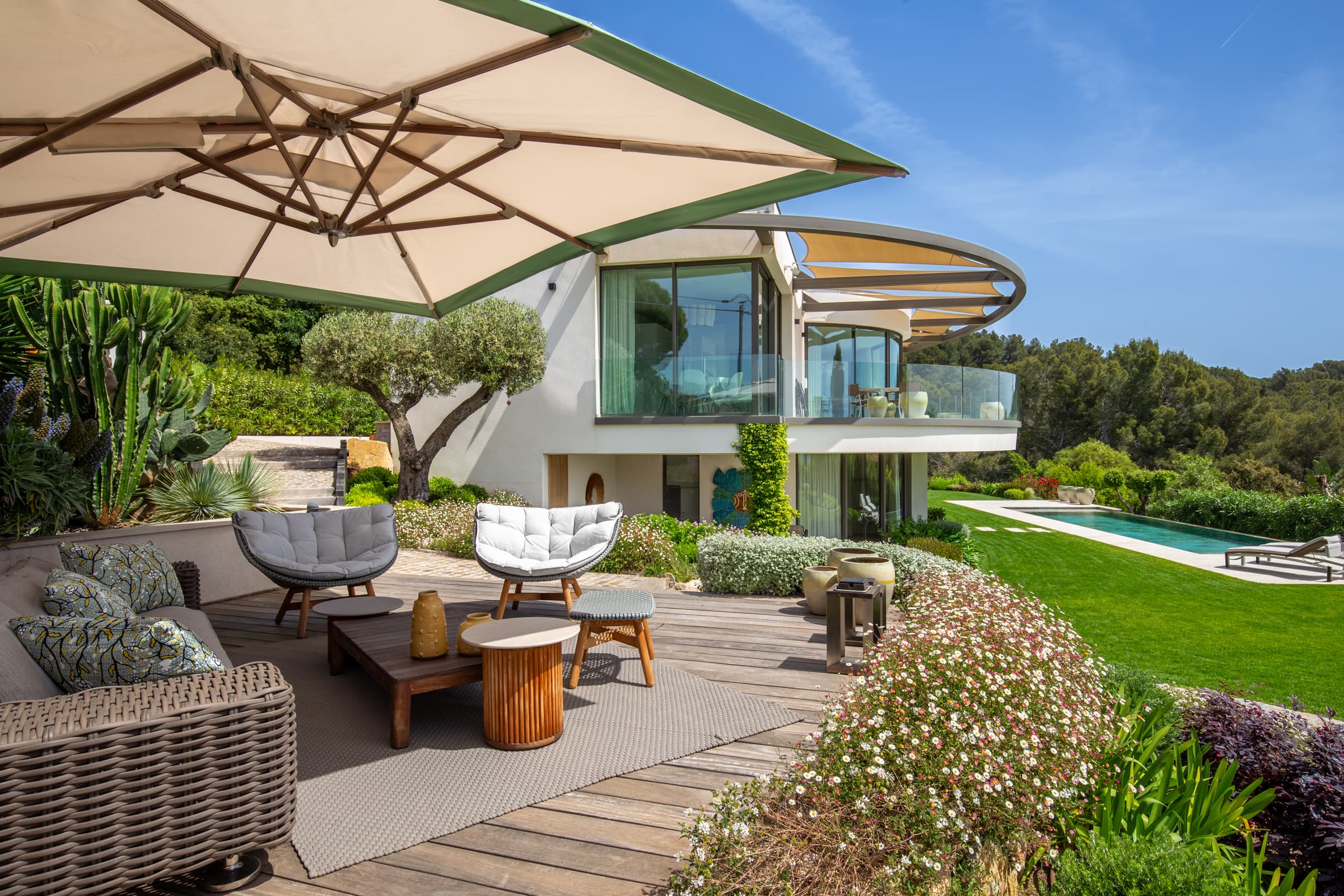 Détente absolue sur une terrasse ensoleillée surplombant la baie de Cavalaire-sur-Mer.