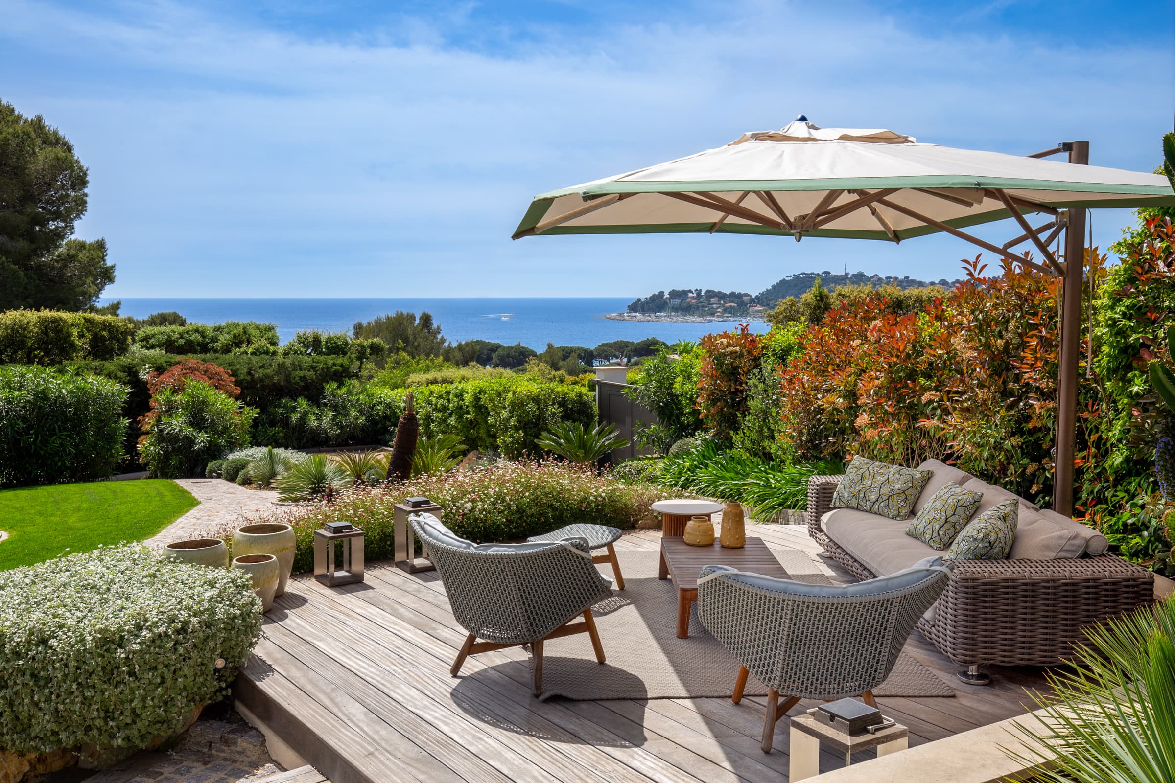 Détente absolue sur une terrasse ensoleillée surplombant la baie de Cavalaire-sur-Mer.