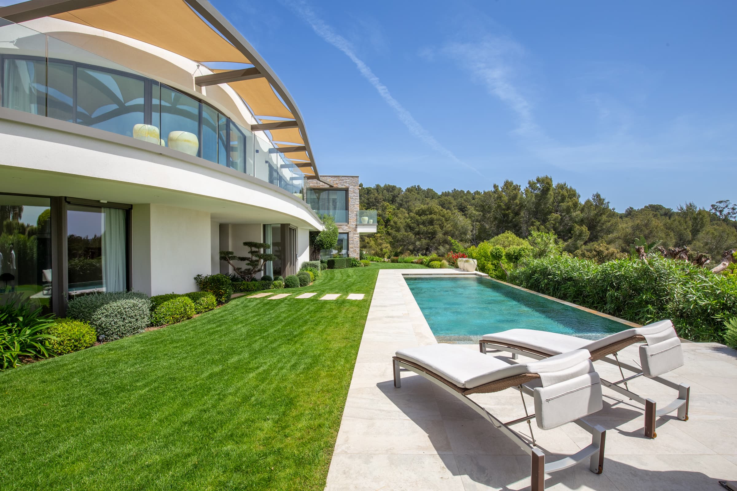 Profitez d’un bain face à la Méditerranée, dans un décor de rêve au cœur du Golfe de Saint-Tropez.