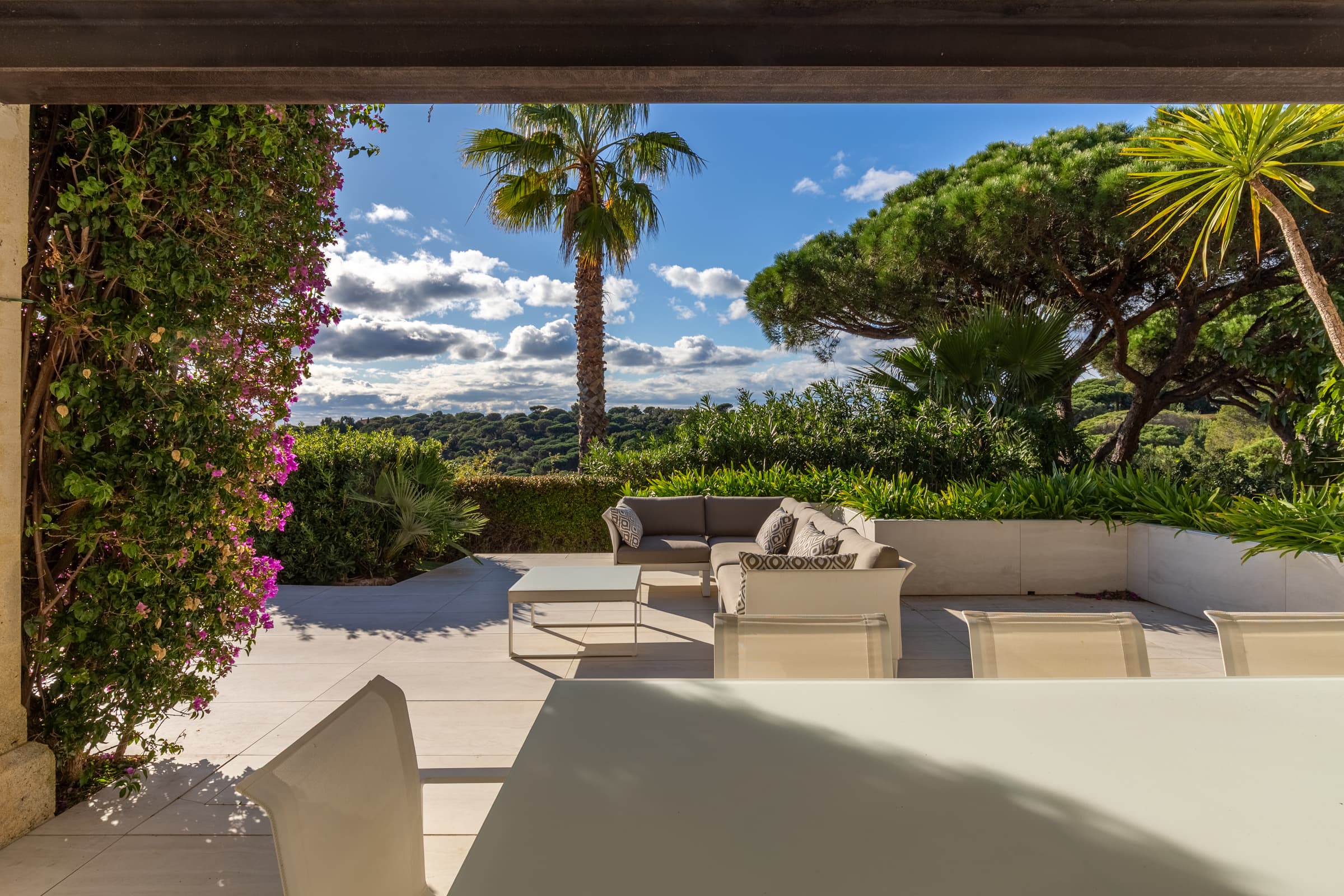 Terrasses ensoleillées de la villa à vendre, panorama unique sur la Méditerranée.