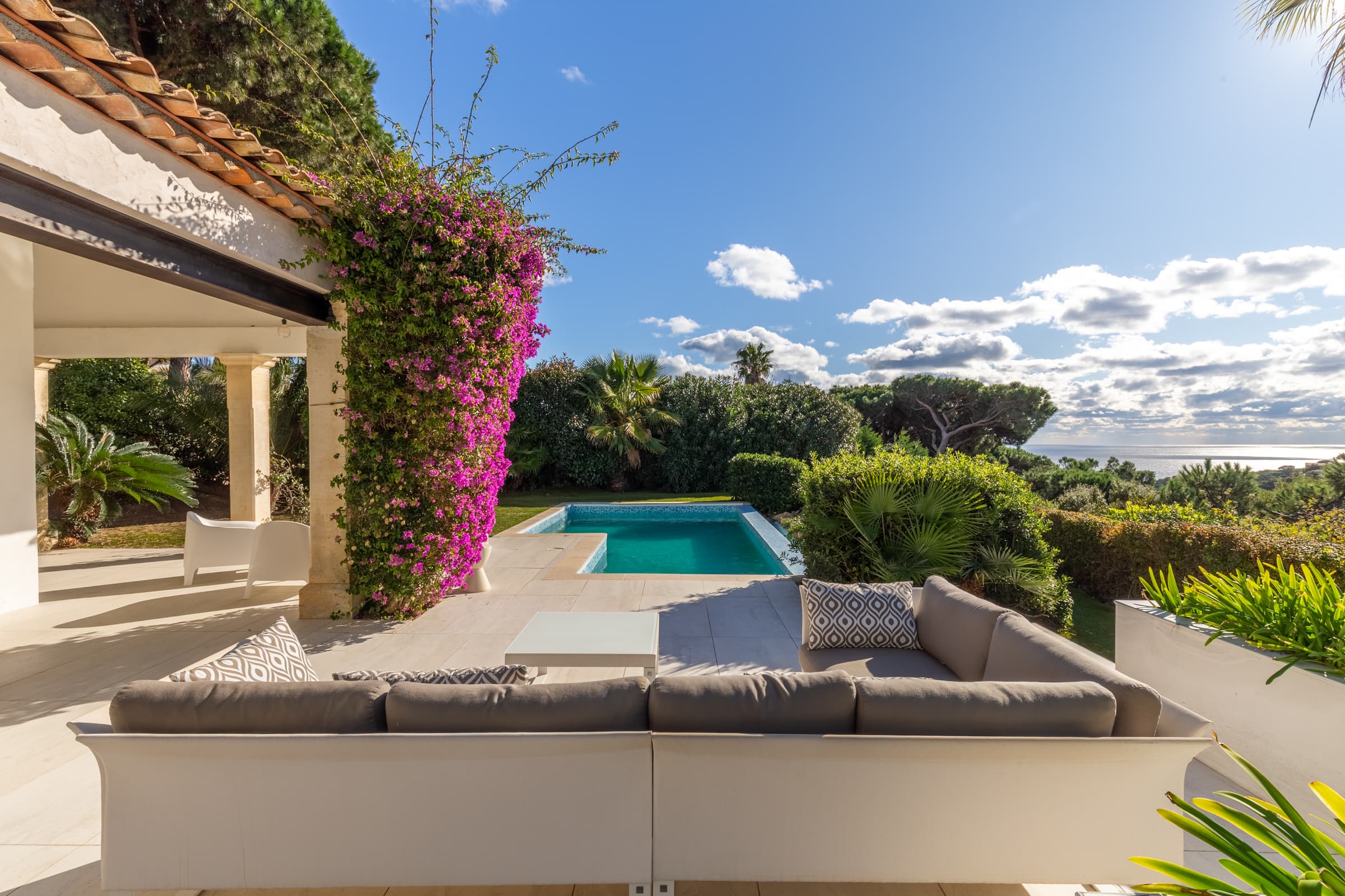 Terrasses ensoleillées de la villa à vendre, panorama unique sur la Méditerranée.