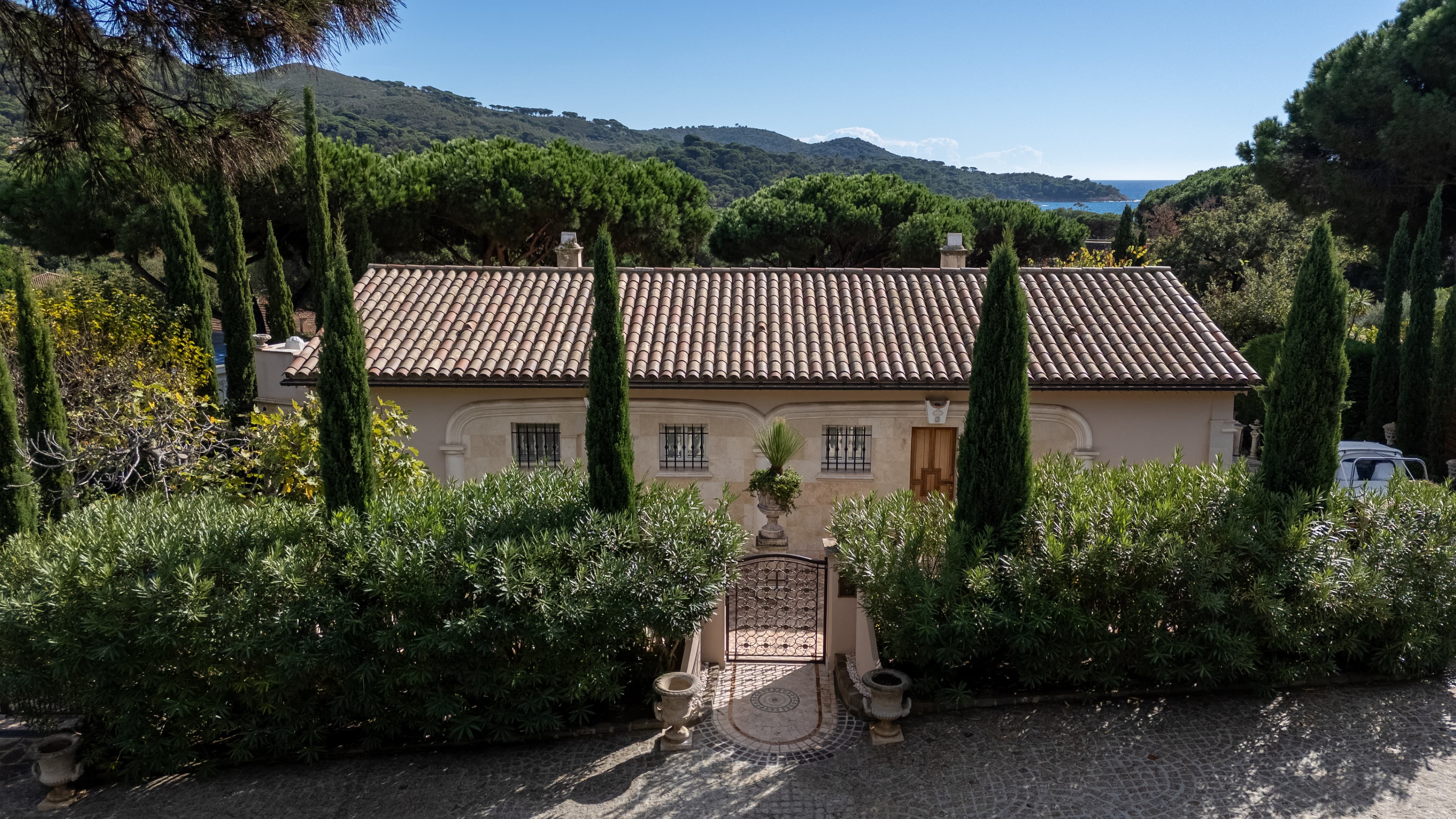 Point de vue exceptionnel sur la Méditerranée. Une villa à vendre dans l’un des environnements les plus recherchés de Gigaro.