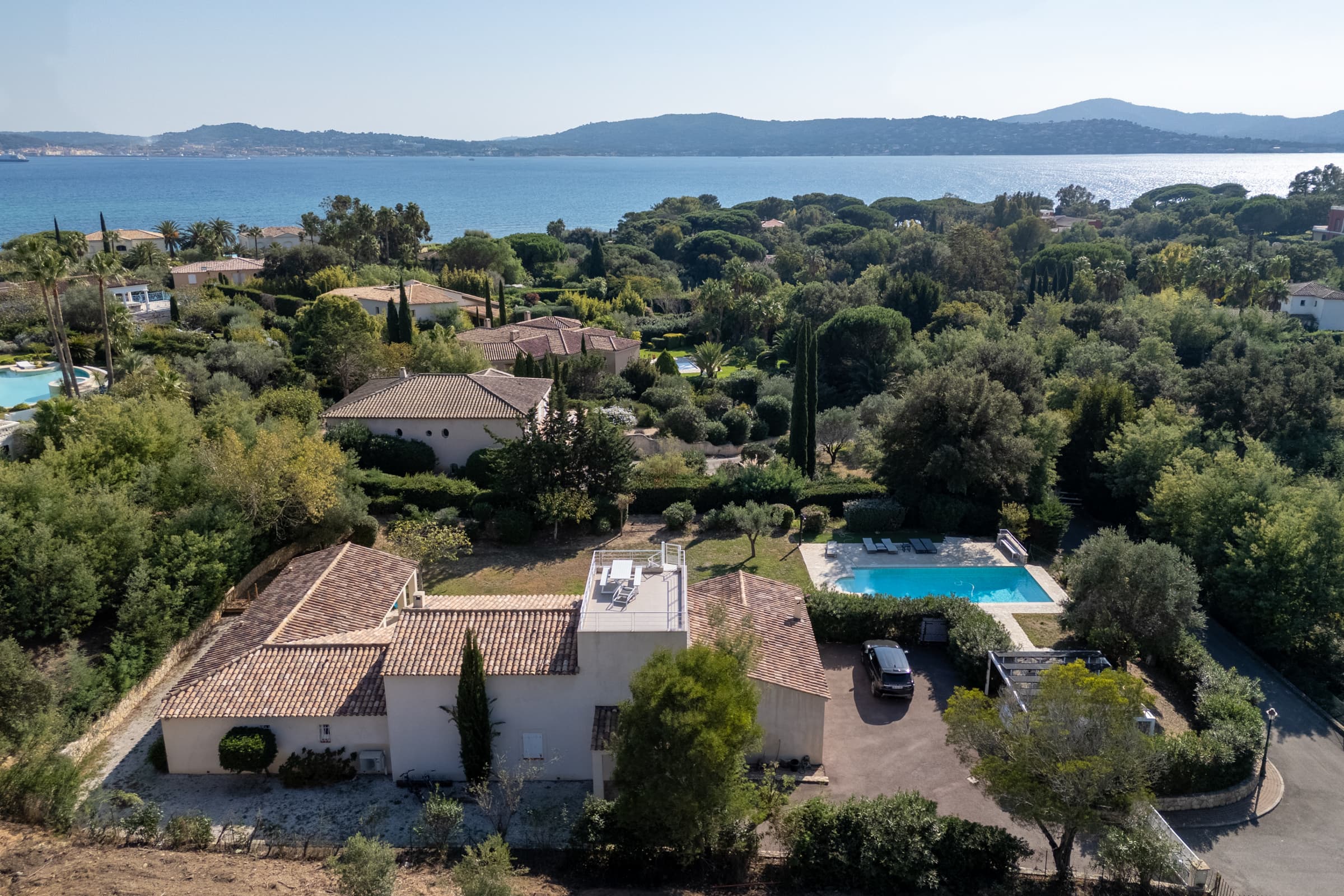 Vue panoramique sur la mer et la nature méditerranéenne | villa de prestige à vendre à Grimaud Beauvallon, proche des plages.