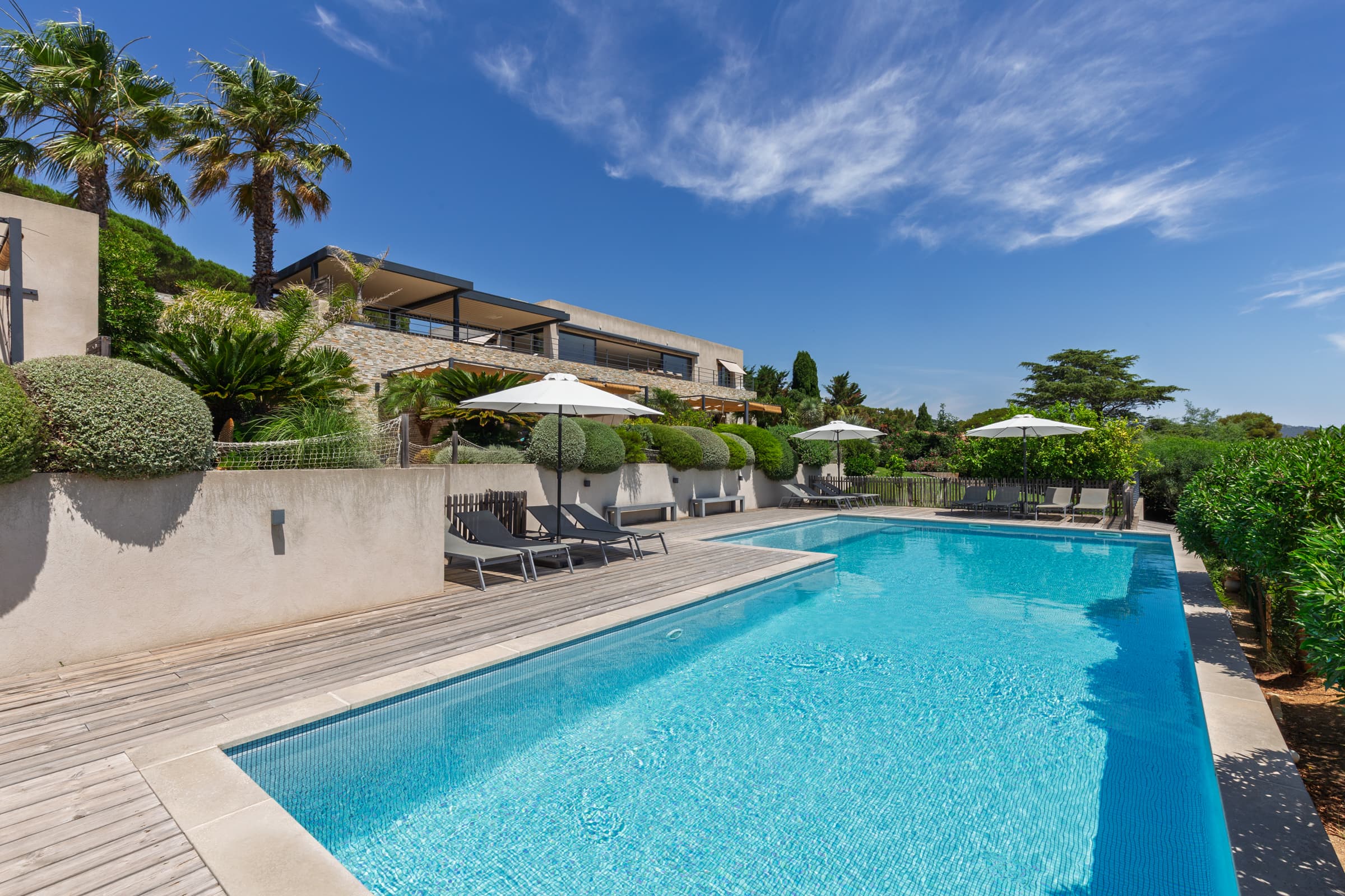 Magnifique piscine entourée de terrasses dans villa contemporaine à vendre à Sainte-Maxime avec vue sur la mer.