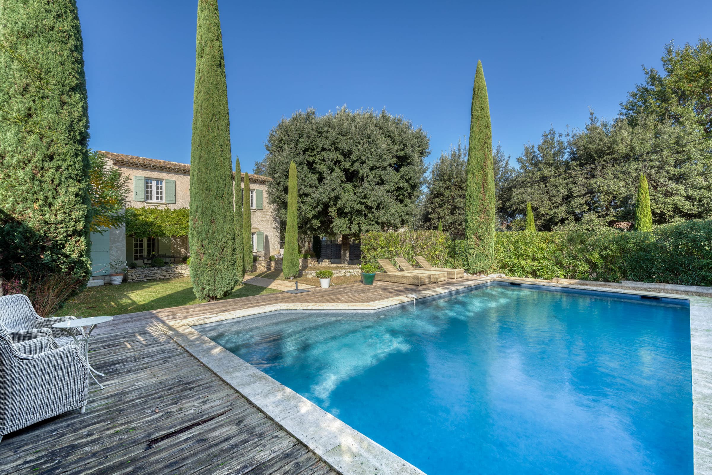 Piscine privée d’une villa à vendre à Maubec, bastide charmante avec jardin plein sud et terrasses ensoleillées, parfait état, 4 chambres.
