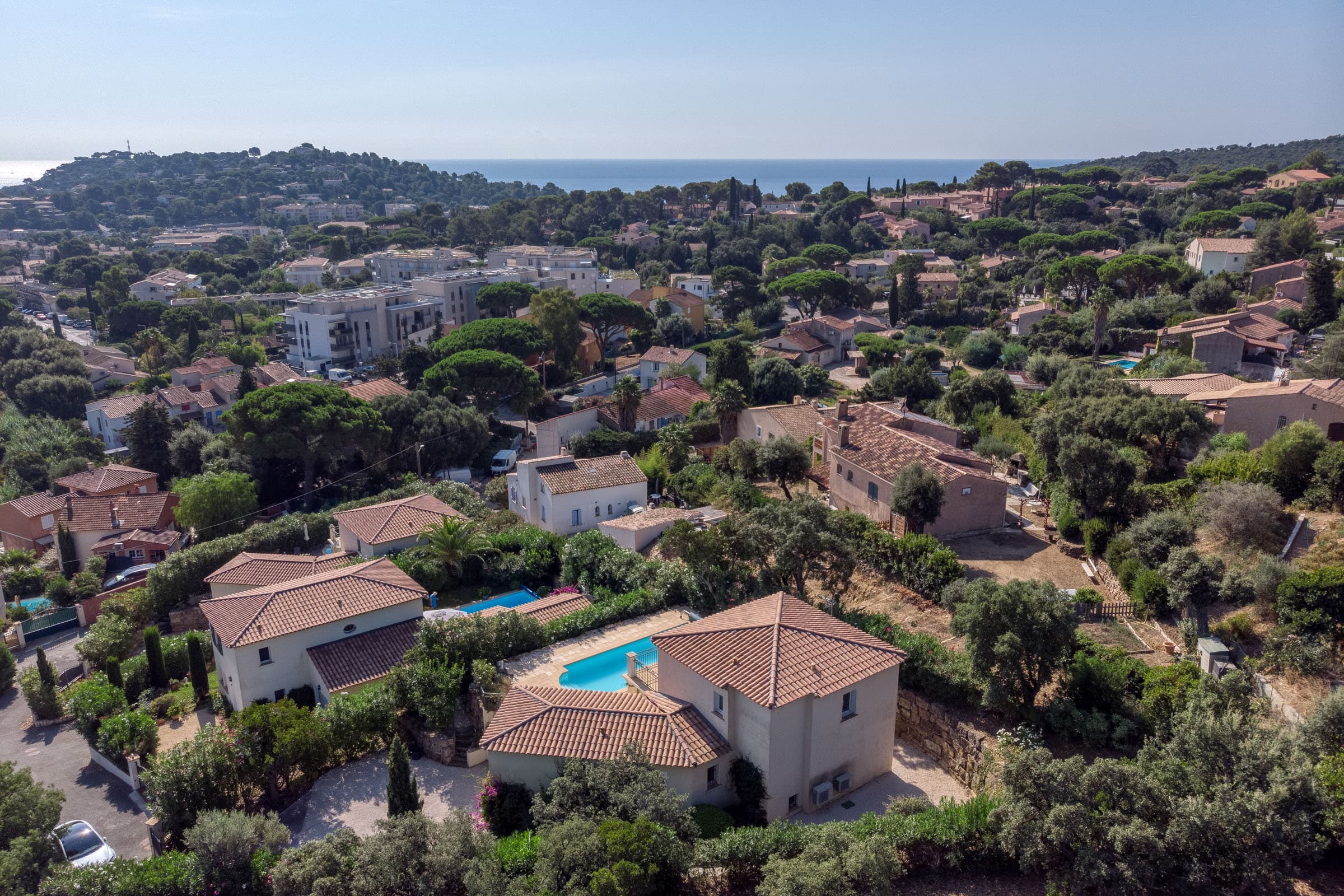 Villa néo-provençale récente à Cavalaire-sur-Mer, 4 chambres, 3 salles de bains, piscine et terrasse avec vue mer, proche centre et plages.