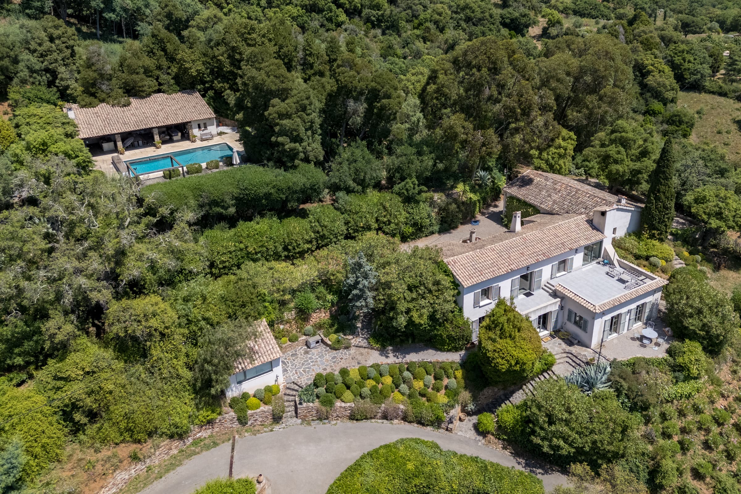 Villa à vendre La Croix-Valmer, façade principale d’une propriété d’exception à Gigaro avec piscine.