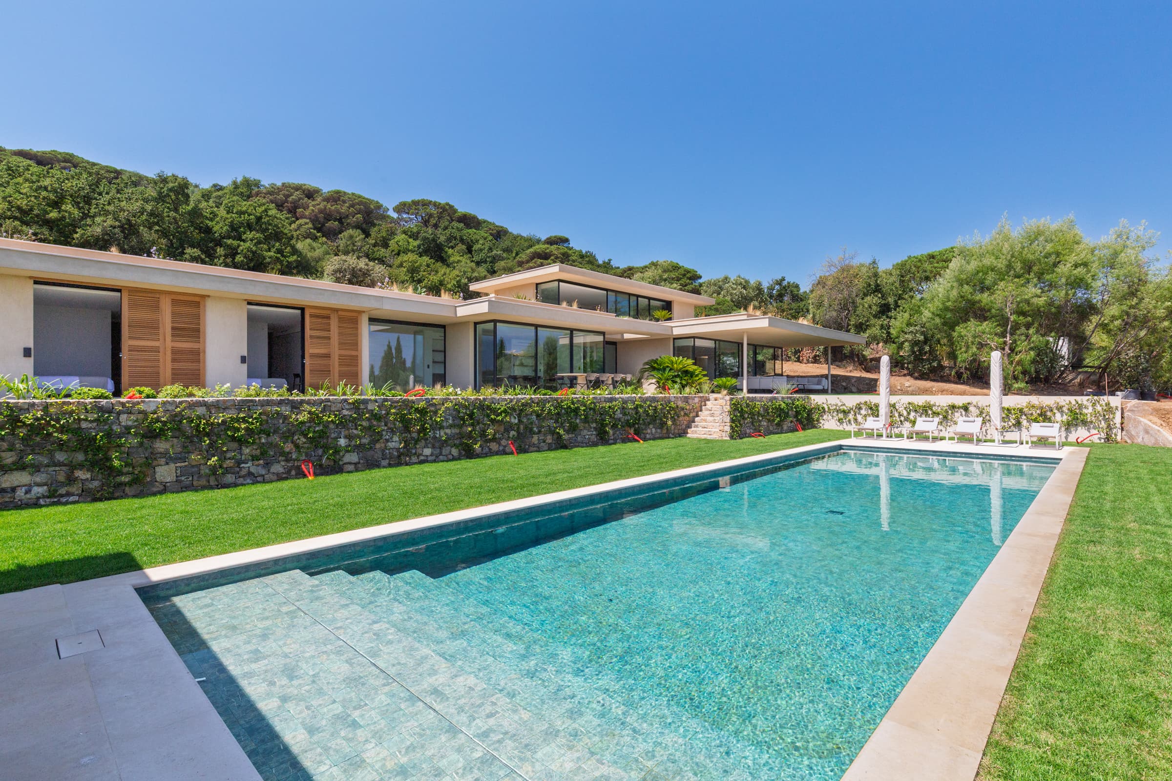 Villa de luxe à vendre à Ramatuelle : piscine à débordement de 82 m² avec pool-house et vue mer.