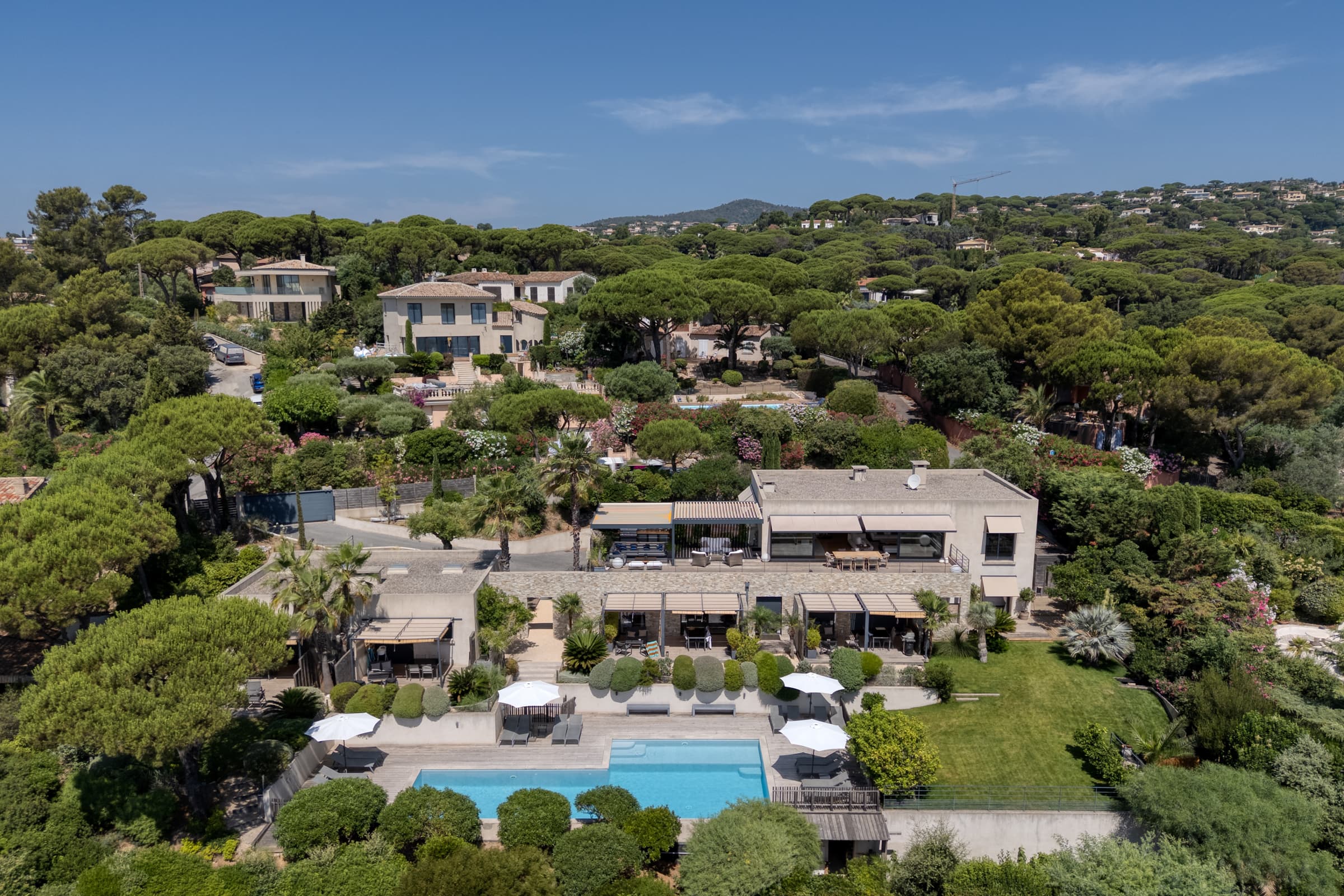 Façade de villa d’exception à Sainte-Maxime avec panorama sur le golfe de Saint-Tropez et jardin paysager de prestige.